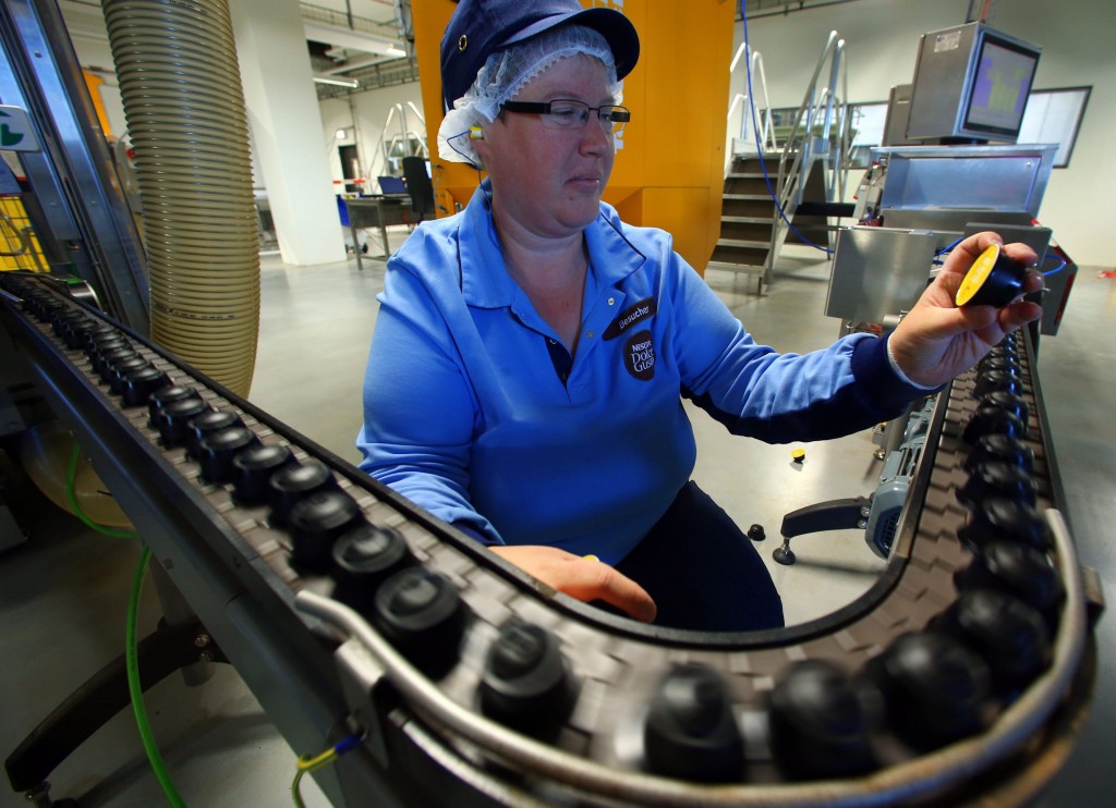 De productie in de Duitse industrie is in juli onverwacht sterk gegroeid. Dat blijkt uit cijfers die het Duitse statistiekbureau vrijdag heeft gepubliceerd. Europa's grootste industrie leverde in juli 1,9 procent meer producten af dan in de voorgaande maand. Economen rekenden in doorsnee slechts op een plus van 0,4 procent. Daarmee zou de groei op hetzelfde peil zijn uitgekomen als in juni. De productie lag 2,5 procent hoger dan in juli 2013. In juni was nog sprake van een krimp van 0,4 procent op jaarbasis. Het is wel afwachten wat de cijfers in augustus doen. De vrees is groot dat de Duitse economie die sterk op de export gericht is, veel last gaat krijgen van de sancties die Rusland en het Westen over-en-weer hebben ingesteld. Als geheel lijkt het momentum er in Duitsland een beetje uit. De Duitse economie is in het tweede kwartaal zelfs iets gekrompen in vergelijking met het eerste kwartaal van 2014.