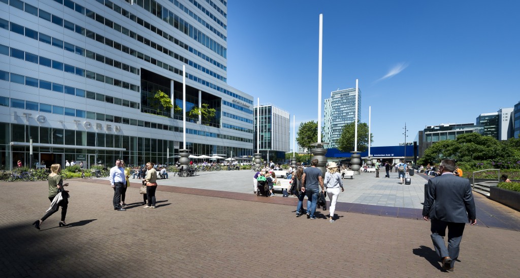 BAM heeft een contract getekend voor de bouw van een ondergrondse fietsparkeergarage en de herinrichting van het Gustav Mahlerplein aan de Amsterdamse Zuidas. Dat maakte de bouwer maandag bekend, zonder financiële details te vermelden. BAM begint halverwege 2015 met de bouw van de garage en verwacht de klus, inclusief de herinrichting, een jaar later af te ronden. De garage biedt ruimte aan 3000 fietsen. Volgens het bouwbedrijf komen steeds meer mensen op de fiets naar station Amsterdam Zuid, om de hoek bij het plein. Momenteel maken dagelijks circa 70.000 reizigers gebruik van het station, een aantal dat de komende 10 jaar naar verwachting jaarlijkse met circa 10 procent toe zal nemen. De bouw van de garage maakt deel uit van de voorbereidingen van de gemeente Amsterdam voor het project Zuidasdok, waarbij de ringweg A10 deels onder de grond verdwijnt. Voor de bouw van de A10-tunnels moeten de huidige fietsenstallingen aan de Schönberglaan verdwijnen.