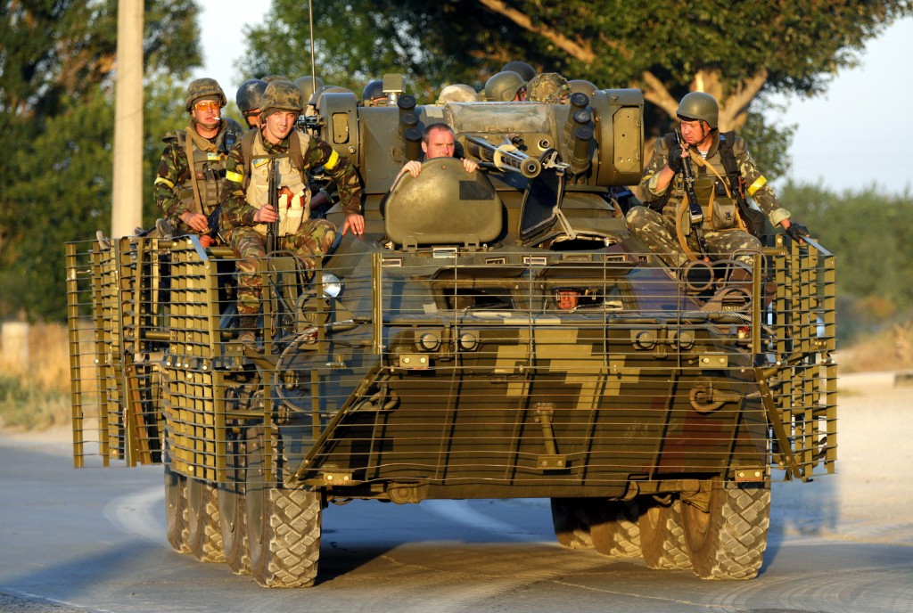 In het oosten van Oekraïne is het in de nacht van vrijdag op zaterdag rustig gebleven. Het staakt-het-vuren tussen de Oekraïense regering en pro-Russische rebellen, dat vrijdagmiddag van kracht werd, lijkt stand te houden. De Oekraïense regering en de rebellen bereikten vrijdag een overeenkomst in de Wit-Russische hoofdstad Minsk. Behalve over een staakt-het-vuren zijn de partijen het ook eens geworden over het weghalen van zware wapens, een gevangenenruil en toelating van humanitaire hulp in Oost-Oekraïne. Het gaat om een tijdelijk bestand, maar het is niet bekend wanneer het afloopt.