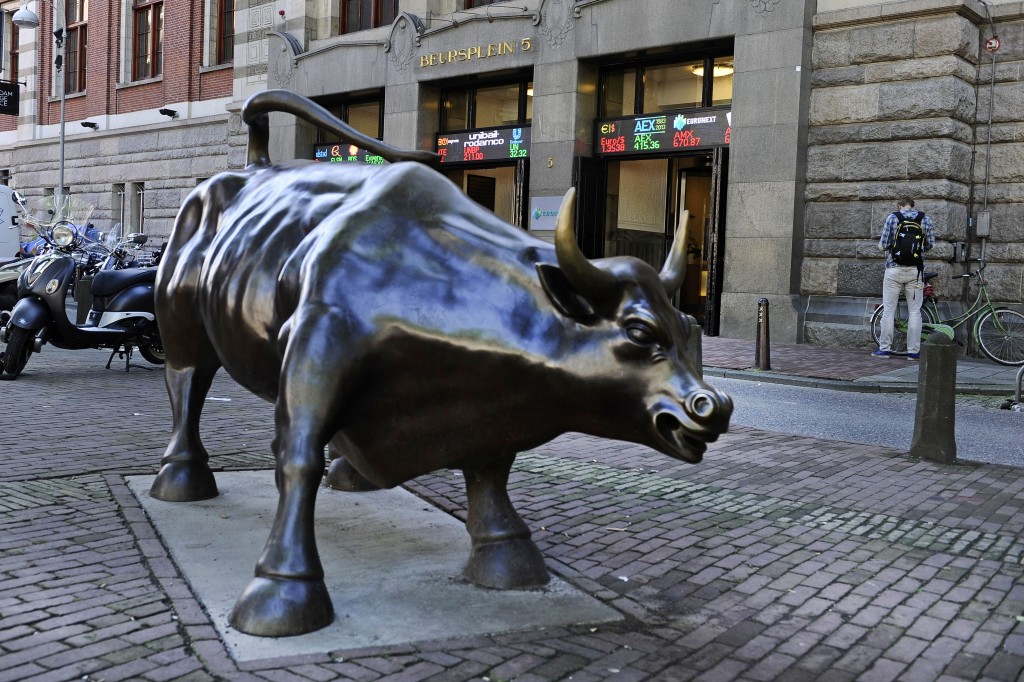 De aandelenbeurs in Amsterdam is woensdagochtend met winst begonnen. Ook de andere Europese effectenmarkten openden licht hoger. Een verdere groei van de Chinese dienstensector bood steun aan de Europese aandelenhandel. De AEX-index in Amsterdam noteerde enige minuten na de openingsbel 0,3 procent hoger op 416,25 punten. De MidKap steeg 0,2 procent tot 610,07 punten. De beurzen in Londen, Parijs en Frankfurt gingen tot 0,4 procent vooruit. ING won 0,8 procent in de AEX. Het financiële concern kondigde dinsdag na sluiting van de beurs aan het belang in zijn Amerikaanse verzekeringsdochter Voya verder af te bouwen, van 43 procent naar circa 32 procent. De verkoop heeft naar verwachting geen materiële invloed op de resultaten van ING over het derde kwartaal.