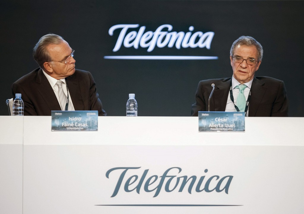 Het Franse mediaconcern Vivendi heeft een overeenkomst getekend met het Spaanse Telefónica over de verkoop van zijn Braziliaanse dochteronderneming GVT. Dat maakten beide partijen vrijdag bekend. Vivendi ontvangt 4,66 miljard euro in contanten van Telefónica, plus een belang van 7,4 procent in de combinatie van Telefónica Brasil met GVT en een aandelenbelang van 5,7 procent in Telecom Italia. Telefónica is een belangrijke aandeelhouder van het Italiaanse telecomconcern. De transactie wordt naar verwachting voor het einde van de eerste helft van 2015 afgerond. Telefónica was in een overnameslag verwikkeld met Telecom Italia over de Braziliaanse internetdienstverlener. Eind augustus kondigde Vivendi aan exclusieve gesprekken aan te gaan met Telefónica over GVT, waaruit nu dus een deal is gekomen.