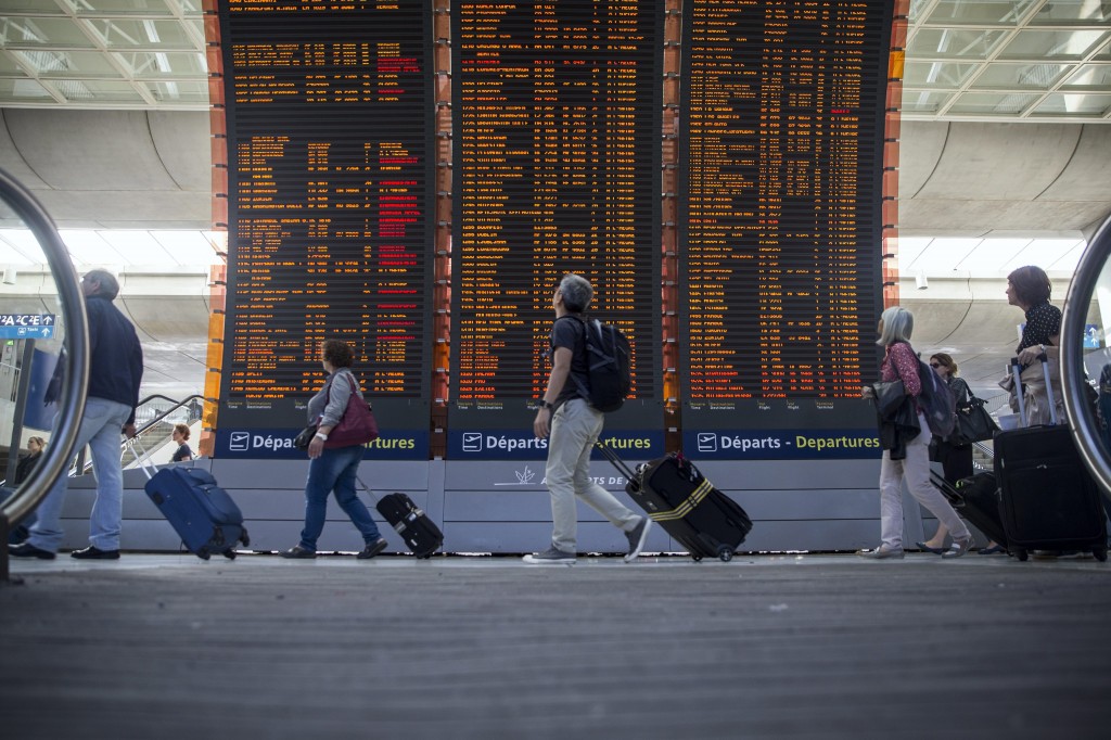 Piloten van Air France zijn beducht voor de omvorming van dochterbedrijf Transavia tot een Europese lagekostenmaatschappij. Stakingen kunnen hard aankomen bij moederbedrijf Air France-KLM dat zijn toch al magere winstperspectief zien verdampen. Air France verwacht dinsdag opnieuw zo'n zes op de tien vluchten te moeten laten vervallen. De staking, die maandag begon en een week kan gaan duren, belooft de grootste te worden sinds de fusie met het Nederlandse KLM in 2004. Tussen de 65 duizend en 70 duizend passagiers zijn tot dusver getroffen en de schade wordt geraamd op 10 tot 15 miljoen euro per dag. Topman Alexandre de Juniac van Air France-KLM zei maandag dat als de staking doorgaat, de Franse poot van het bedrijf ondanks alle kostenbesparingen dit jaar toch weer in de verliezen kan duiken.