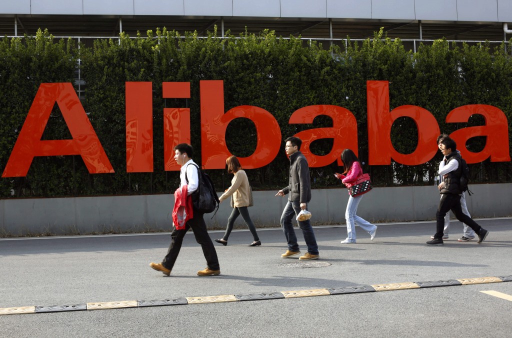 De Chinese internetreus Alibaba heeft de uitgifteprijs van zijn aandelen bij de beursgang in New York vast gesteld op 68 dollar per stuk. Vrijdag gaat Alibaba naar de beurs. De uitgifteprijs van 68 dollar per aandeel waardeert de Chinese internetwinkel op 168 miljard dollar. Er zijn 320,1 miljoen aandelen verkocht, zo maakte het Chinese bedrijf vrijdagochtend bekend. Alibaba haalt hiermee 21,8 miljard dollar op. Als zakenbanken vrijdag besluiten om nog extra nieuwe aandelen uit te geven bij het beursdebuut, kan de beursgang van Alibaba de groootste ooit worden.