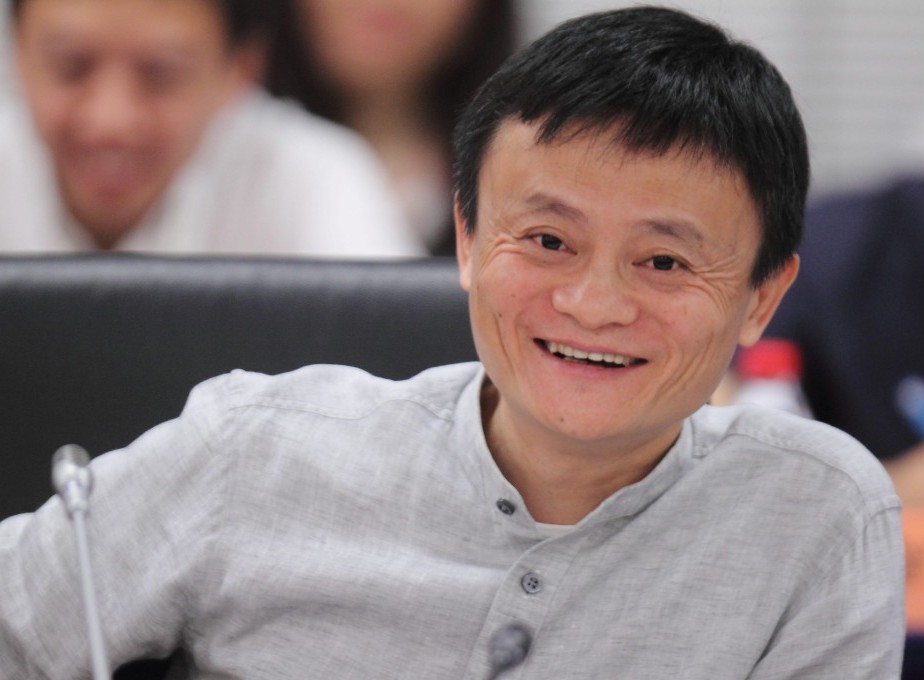 De Chinese internetgigant Alibaba wil met Apple samenwerken in een betaaldienst. Dat schreef The Wall Street Journal dinsdag. Alibaba, dat eerder dit jaar 's werelds grootste beursgang maakte, heeft met Alipay al een grote eigen dienst. Apple introduceerde onlangs Apple Pay dat geïnstalleerd kan worden op de nieuwste versies van de iPhone. "Ik hoop dat we samen wat kunnen doen'', zei Alibaba-topman Jack Ma tijdens een technologieconferentie in Californië. Bestuursvoorzitter Tim Cook van Apple zei tijdens dezelfde bijeenkomst later in de week te gaan praten met Ma over een mogelijke samenwerking. Cook zou ook hebben gezegd dat Alibaba alle kenmerken heeft van een bedrijf waarmee Apple graag zou samenwerken. De Amerikaanse veilingsite eBay kondigde enkele weken geleden aan zijn betaaldienst PayPal af te willen splitsen. Ma lijkt daar geen interesse in te hebben. "Ik heb al Alipay'', zei de topman. Die dienst heeft 300 miljoen actieve gebruikers. Ma zou tijdens zijn verblijf in Californië volgens de krant ook op zoek willen gaan naar een partner op het gebied van film. Volgens de topman wordt China de grootste filmmarkt ter wereld. In juli sloot Ma al een overeenkomst met het Canadese entertainmentbedrijf Lionsgate om diens reeks 'Twilight'-vampierenfilms en de populaire serie 'Mad Men' uit te mogen zenden.