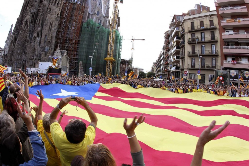 Honderdduizenden Catalanen gaan naar verwachting donderdag de straat op in Barcelona om te demonstreren voor een referendum op 9 november over de vraag of Catalonië onafhankelijk moet worden van Spanje. De straten van Barcelona zullen donderdag rood en geel kleuren, de kleuren van de Catalaanse vlag. Catalonië is een welvarende regio in het noordoosten van Spanje met een eigen taal en cultuur waar al veel langer over onafhankelijkheid van Spanje wordt gesproken. Het aantal voorstanders van afscheiding is de afgelopen tien jaar sterk gegroeid, mede door de economische crisis. De Spaanse regering wil niets weten van een referendum en noemt het illegaal. Een onafhankelijk Catalonië zou desastreus zijn voor Spanje. Zonder de welvarende provincie wordt het moeilijk voor Spanje om de staatsschuld af te lossen. Catalonië is voor Spanje wat Duitsland voor Europa is. Premier Rajoy wil een afsplitsing daarom koste wat het kost voorkomen en een referendum verbieden. Hoop op referendum groeit De hoop op een volksraadpleging is bij voorstanders van onafhankelijkheid gegroeid door het komende referendum in Schotland. De regionale regering, die al een grote mate van autonomie heeft, heeft een referendum uitgeroepen voor 9 november. "We willen over onze toekomst beslissen'', aldus een van hen, gekleed in een T-shirt met rode V van 'vote' (stemming) er op. "Wij begrijpen niet waarom dit steeds wordt geweigerd."