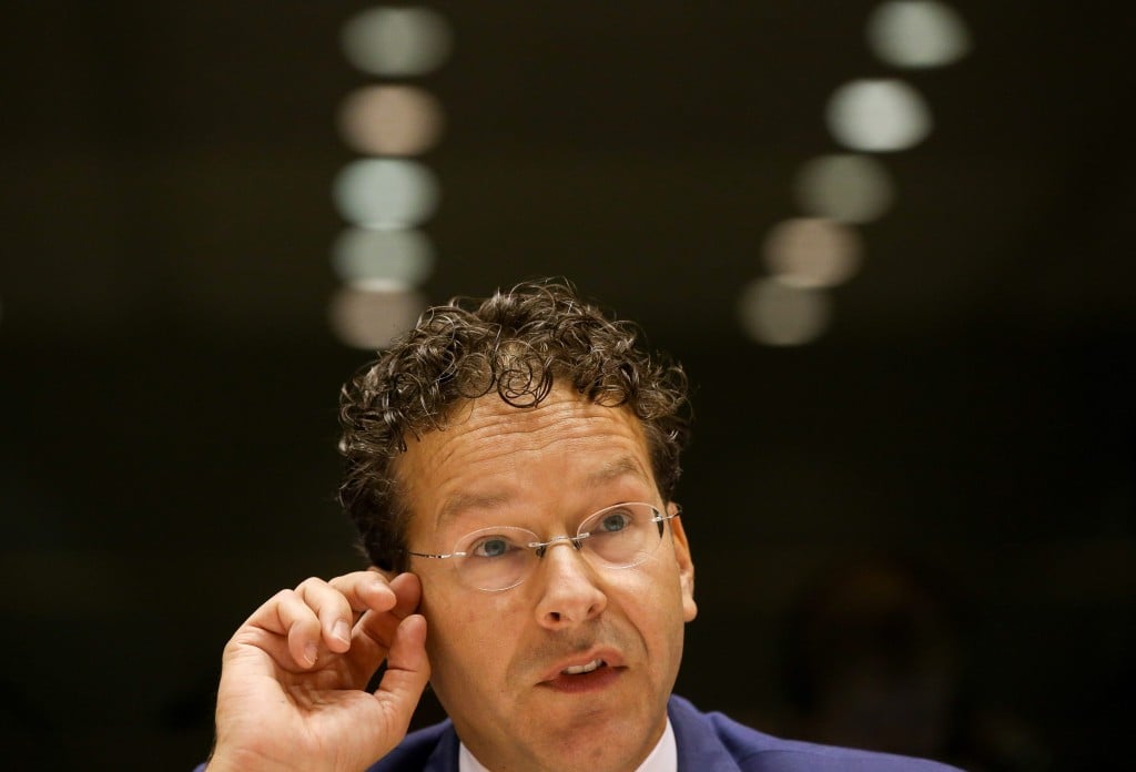 Minister Jeroen Dijsselbloem van Financiën kan zich weer met opgeheven hoofd in Brussel vertonen. Nederland voldoet immers weer aan de Europese norm voor het begrotingstekort. Maar onderliggend gaat het helemaal nog niet zo goed met de staatsfinanciën. Het overheidstekort van Nederland voldoet sinds vorig jaar aan de Europese 3-procentsnorm. Andere indicatoren schetsen echter een ,,minder rooskleurig beeld van de situatie''. Daarop wijst het Centraal Bureau voor de Statistiek (CBS) in een rapport dat woensdag is gepubliceerd. Belangrijkste gevaren voor de staatsfinanciën zijn dat Nederland zwaar leunt op het voordeel van de extreem lage rente en de miljarden die nog binnenstromen via de aardgasbaten. Zonder die twee doet Nederland het een stuk slechter.