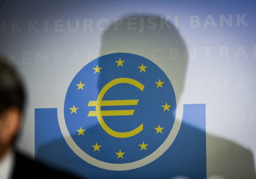 President Mario Draghi van de Europese Centrale Bank kondigt vandaag waarschijnlijk beperkte maatregelen aan om iets aan de lage inflatie en economische groei te doen. Voor de ECB overgaat tot grootschalige acties, wil Draghi waarschijnlijk meer actie zien bij overheden in de eurozone. Analist Arne Petimezas van AFS Group praat je bij. 1. Alle ogen zijn vandaag gericht op de Europese Centrale Bank, nadat ECB-president Mario Draghi vorige maand op de bijeenkomst in Jackson Hole suggereerde dat het monetaire beleid verruimd kan worden, omdat de inflatieverwachtingen van de markt, met name voor de kortere termijn, verder zijn gedaald. Met andere woorden: financiële markten hecht weinig waarde aan de ECB’s inflatiedoelstelling, en het loont zelfs om tegen de inflatiedoelstelling van twee procent te wedden. Toch zal Draghi waarschijnlijk pas op de plaats maken. In zijn toespraak in Jackson Hole heeft Draghi duidelijk gemaakt dat de eurozone niet uit de economische depressie kan komen zonder een grondige herziening van met name het fiscale beleid in de eurozone, dat in zijn ogen niet langer de rem op economische groei mag zetten.