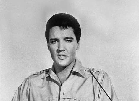 Twee vliegtuigen van de in 1977 overleden Amerikaanse zanger Elvis Presley staan te koop. Liefhebbers kunnen bieden op de toestellen Lisa Marie en Hound Dog II. Dat staat op een verkoopsite voor vliegtuigen te lezen. Er staat niet bij of er een minimumprijs geldt. Presley liet de twee vliegtuigen geheel naar eigen inzicht inrichten. Daarbij keek hij niet op een dollar meer of minder. In de Lisa Marie bevindt zich een reusachtig bed, een badkamer met gouden kranen en een conferentiecentrum met teakhouten omlijsting. Wie echter wil vliegen, kan beter een ander vliegtuig aanschaffen. De twee toestellen zijn al sinds 1984 niet meer opgestegen. Het zijn beide museumstukken, citeert de Amerikaanse nieuwszender CNN de huidige eigenaar. De nieuwe eigenaar moet beide toestellen kopen, anders gaat de transactie niet door. Nu staan de twee toestellen op het landgoed Graceland in de staat Tennessee, waar Presley woonde.