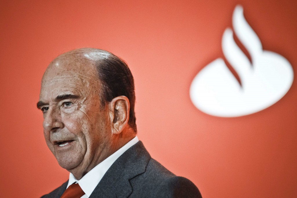 De absolute koning van de Spaanse financiële wereld is p 79-jarige leeftijd overleden. Emilio Botín, één van de 'drie musketiers' die ABN Amro in 2007 opslokten en opdeelden, laat in Spanje een groot imperium achter. Topman Emilio Botin van de Spaanse bank Banco Santander is in de nacht van maandag op dinsdag overleden, zo maakte een woordvoerder van de bank woensdag bekend. Botin, die overleed aan een hartaanval, is 79 jaar oud geworden. Botin, die uit een familie van bankiers komt, stond sinds 1986 aan het roer van Banco Santander. Naast zijn vader gaf ook zijn grootvader leiding aan de bank. Sinds de aanstelling van Emilio Botin maakte het concern, mede door de vele overnames, een stevige groei door.