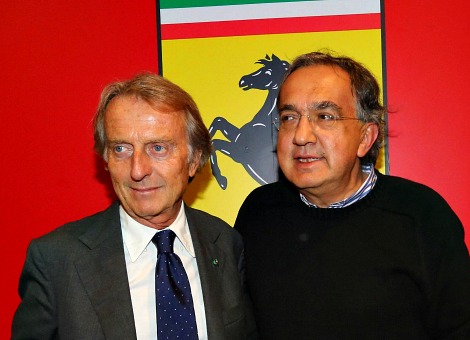 Luca di Montezemolo, sinds 1991 president van Ferrari, kondigde woensdag zijn vertrek aan. Fiat-Chrysler-topman Sergio Marchionne gaat Ferrari 'erbij' doen. Wat betekent dat voor het bedrijf uit Maranello? Het is allesbehalve een fluwelen machtswisseling die zich de laatste tijd voltrok binnen de burelen van de beroemde Fiat-Chrysler-dochter Ferrari. Het botert namelijk al een hele tijd niet tussen Sergio Marchionne, de grote baas van het Fiat-Chrysler-concern en Luca Cordero di Montezemolo. De eerste is een keiharde manager met zowel Canadese als Italiaanse wortels die vooral naar cijfers kijkt, de andere een hartstochtelijke Italiaanse autoliefhebber. Eerder vertrok Di Montezemolo al als president-commissaris van het Fiat, naar verluidt omdat het concern na de overname van Chrysler steeds Amerikaanser werd. Te weinig Ferrari's Het recentste meningsverschil tussen Marchionne en Di Montezemolo gaat de beursgang van Ferrari. Door Ferrari naar de beurs te brengen zou Marchionne extra kapitaal willen binnenhalen dat ten goede moet komen aan Fiat-Chrysler. Di Montezemolo bekritiseerde deze strategie. Ferrari zou, mede door de beursgang, steeds meer een Amerikaans bedrijf aan het worden zijn. Waarschijnlijk kwam zijn verzet eerder voort uit frustratie dat het kapitaal dat zou worden opgehaald bij de beursgang niet alleen Ferrari ten goede komen, maar in de koffers van Fiat Chrysler zou vloeien. Maar meer nog dan de beursgang was de productielimiet van Ferrari reden voor de breuk. Waar de opgestapte Ferrari-president zich strikt wil houden aan maximaal 7.000 exemplaren per jaar om het merk zo exclusief mogelijk te houden, zou de Fiat-bestuursvoorzitter de productielimiet willen ophogen om zo beter te kunnen concurreren met luxe merken als Bentley en Lamborghini van het Volkswagenconcern. Nieuwe rijken Door de overwinning van Marchionne gaan we dus meer Ferrari's op de weg zien, met name in landen als Rusland en de Golfstaten waar onder de nieuwe rijken de vraag enorm is. Wachttijden lopen op dit moment namelijk op tot twee jaar. Dat er binnenkort waarschijnlijk meer Ferrari's gemaakt worden, betekent overigens niet dat het merk minder exclusief zal worden. De kans is erg klein dat Ferrari dezelfde strategie zal kiezen als het Duitse Porsche. De Duitse fabrikant, inmiddels eigendom van de Volkswagen Groep, was decennialang een fabrikant van sportwagens, maar is sinds enkele jaren ook actief op ander markten. Zo maakt Porsche SUV's en is er zelfs een 'gezins-Porsche' met vijf deuren, de Porsche Panamera. Hoewel Porsche-liefhebbers ervan gruwelen, heeft de nieuwe strategie de Duitsers miljarden opgeleverd. Ferrari wordt geen Porsche Waarom volgt Ferrari Porsche niet als het zo lucratief uitpakt, en gaat het 'goedkopere' en iets praktischere auto's maken die kunnen concurreren met de duurdere modellen van Audi, Mercedes en BMW? Het is zonneklaar dat er een aanzienlijk groter verkooppotentieel is voor Ferrari dan de huidige 7.000 exemplaren. Maar Marchionne zou door Ferrari explosief te laten groeien, in het vaarwater komen van Maserati, een ander merk van het Chrysler-Fiat-concern. Maserati heeft, overigens ook een idee van Marchionne, net fors geïnvesteerd in twee nieuwe vierdeurs limousines, de Ghibli en de Quattroporte. Die laatste is uitgerust met Ferrari-motoren en is eigenlijk al een soort vierdeurs Ferrari. Daarom ligt het voor Ferrari niet voor de hand om meer alledaagse modellen gaan maken. De Ferrari-puristen kunnen voorlopig opgelucht ademhalen. Voor hen kan het de komende jaren zelfs een stuk leuker worden als Marchionne besluit vaarwel te zeggen tegen het productieplafond. De kans dat je een Ferrari in 'het wild' tegenkomt, wordt zo weer een stukje groter.