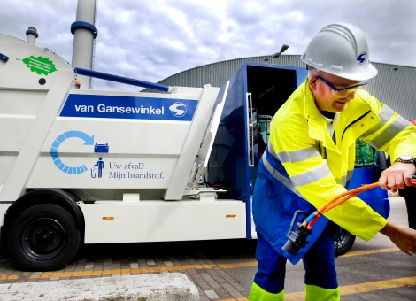 Aandeelhouders CVC en KKR zouden de mogelijkheid onderzoeken om afvalverwerker Van Gansewinkel te verkopen. Ze hebben daarvoor de Zwitserse bank Credit Suisse als makelaar in de hand genomen. Dat schrijft De Telegraaf donderdag. Met de verkoop zou er definitief een einde komen aan het Nederlandse afvalverwerkingsavontuur van de investeringsmaatschappijen CVC en KKR. De opkoopfondsen namen in 2007 zowel Van Gansewinkel als Afval Verwerkingsbedrijf Rotterdam (AVR) over voor 1,4 miljard euro. Doel was flink te verdienen door beide bedrijven te laten fuseren en synergievoordelen te behalen. Van Gansewinkel haalt afval op en recyclet het, terwijl AVR energie wint uit afval met verbrandingsovens in Rozenburg en Duiven. Door de economische crises van de afgelopen jaren ging het Van Gansewinkel en AVR echter minder voor de wind. Afvalstromen groeiden minder snel en er kwam overcapaciteit op de markt. AVR werd vorig jaar verkocht aan de Chinese Kruidvat-eigenaar Li Ka-shing voor 943,7 miljoen euro. Nu zouden de opkoopfondsen ook van Van Gansewinkel af willen. Zwaar weer Van Gansewinkel verkeert al langer in zwaar weer. De schuldenlast zou zwaar op de afvalverwerker drukken. In 2012 kondigde het Brabantse bedrijf nog een reorganisatie aan waarbij zo’n 600 banen werden geschrapt. De onderneming is actief in de Benelux, Duitsland, Frankrijk, Portugal, Tsjechië, Polen en Hongarije. Van het afval dat wordt ingezameld krijgt ongeveer twee derde via recycling een tweede leven als grondstof. Van Gansewinkel haalt ongeveer 60 procent van zijn omzet uit Nederland en heeft 5.800 medewerkers in dienst. Jaarlijks zet het bedrijf zo'n 1 miljard euro om in West-Europa.