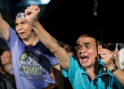 China heeft de roep om meer democratie in Hongkong afgewezen. Daarop gingen activisten van het pro-democratische Occupy Central de straat op. De Chinese Communistische Partij vergaderde afgelopen week over de politieke toekomst van Hongkong, de voormalig Britse kroonkolonie die in 1997 onderdeel werd van China. Voornaamste kwestie is hoe Hongkongers in 2017 hun leider mogen kiezen. Wat kenners al voorspelden werd zondag bewaarheid: het Chinese Nationaal Volkscongres heeft besloten dat kandidaten voor de verkiezing moeten worden goedgekeurd door een commissie, waarin waarschijnlijk alleen getrouwen van het Chinese regime zitten. Slechts 2 of 3 kandidaten worden toegestaan. Door het besluit van de Chinese autoriteiten is het nagenoeg onmogelijk dat prodemocratische tegenstanders van China deelnemen aan de stembusgang. Eén land, twee systemen Dat is tegen het zere been van veel Hongkongers. Toen zij ruim 17 jaar geleden onderdeel van China werden, is hen juist een zekere mate van autonomie beloofd. De inwoners behielden onder de noemer 'één land, twee systemen' rechten die de inwoners van de rest van China niet kennen. China wil daar nu een einde aan maken, uit vrees dat andere gebieden ook meer rechten eisen. In de autonome regio Xinjiang verzetten de inheemse islamitische Oeigoeren zich tegen Peking, omdat ze naar eigen zeggen worden verdrukt door de komst van vele Han-Chinezen. Ook in Tibet vinden regelmatig demonstraties plaats tegen het communistische systeem, die door China met grof geweld worden onderdrukt. Tegenstand van Occupy Central In Hongkong zal het besluit van de Chinese autoriteiten eveneens gepaard gaan met veel weerstand. De prodemocratische beweging Occupy Central heeft onder meer gedreigd met 10.000 mensen het zakendistrict van Hongkong te blokkeren. In juni stemden 800.000 mensen in een door Occupy Central georganiseerd referendum over hoe zij hun politieke leider willen kiezen. Een maand later bracht een pro-democratiemars tienduizenden mensen op de been. Begin deze maand was er een grote betoging tegen Occupy Central, al waren er berichten dat de deelnemers door hun werkgevers onder druk waren gezet om te protesteren. Oefeningen van politie Maandag waren er opnieuw protesten. De politie in Hongkong moest pepperspray gebruiken tegen betogers, die waren bijeengekomen voor het gebouw waar een hoge Chinese functionaris uitleg gaf over het besluit van het Chinese Nationaal Volkscongres om de inwoners van Hongkong geen vrije verkiezingen toe te staan. Het 28.000 man sterke politiekorps van Hongkong heeft al diverse keren geoefend in het in bedwang houden van massademonstraties, en zal bij ongeregeldheden vermoedelijk snel ingrijpen om te voorkomen dat het zakendistrict plat komt te liggen.