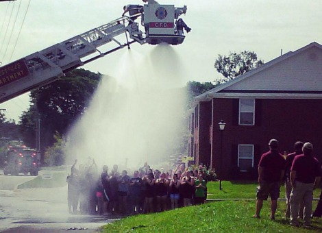 Eén van de brandweermannen die eind augustus in de Amerikaanse staat Kentucky gewond raakte bij het meehelpen aan een Ice Bucket Challenge is alsnog overleden. Dat meldden Amerikaanse media zaterdag op basis van een verklaring van de brandweer van Campbellsville, in het oosten van de VS. De 41-jarige Tony Grider gooide samen met een collega vanuit het bakje van een ladderwagen van de brandweer water op een fanfare, die aan de actie voor de strijd tegen de ziekte ALS meedeed. Het ging mis. De brandweerwagen kwam onder stroom te staan, omdat het voertuig te dicht bij een hoogspanningskabel stond. Volgens de politie raakte de ladderwagen de kabel niet, maar werd de stroom via het water geleid. Grider, de collega die ook in het bakje stond en nog twee andere brandweerlieden raakten gewond. Ze werden alle vier naar het ziekenhuis gebracht. De collega's van Grider zijn inmiddels weer thuis.