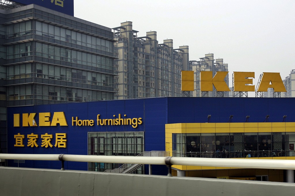 Het Zweedse warenhuisconcern weet zijn omzet vooral door groei van de webverkopen en uitbreiding in China te verhogen. Maar de cijfers voldoen nog niet aan de eigen doelstellingen. Ikea heeft in de afgelopen 12 maanden tot eind augustus een omzetgroei van 3 procent gerealiseerd. De groei is te danken aan toenemende verkopen via internet en een stijgende vraag in China. Dat maakte 's werelds grootste meubelverkoper dinsdag bekend. Omzetgroei Ikea niet volgens plan De omzet kwam uit op 28,7 miljard euro. Het groeitempo blijft wel flink achter bij de doelstelling uit 2012 om de omzet jaarlijks met 10 procent te laten stijgen, tot 50 miljard euro aan het eind van dit decennium.