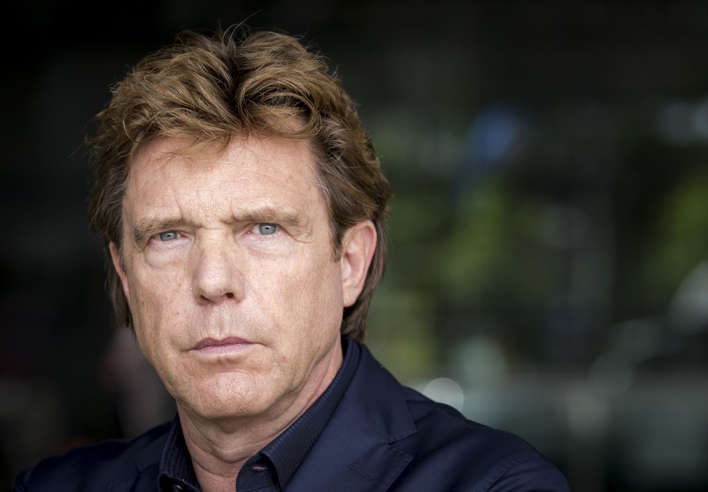 Mediatycoon John de Mol en zijn zus Linda worden sinds oktober 2013 afgeperst en bedreigd door een of meerdere personen. De politie onderzoekt de zaak. In het tv-programma Opsporing Verzocht is dinsdagavond een compositietekening te zien van ,,een man die er zeker mee te maken heeft'', aldus de politie dinsdag. Miljardair John de Mol wordt volgens de politie afgeperst en zijn zus Linda wordt bedreigd. Waaruit de bedreigingen bestaan wil de politie niet zeggen. Evenmin wil een woordvoerder vertellen wat de man op de compositietekening gedaan zou hebben.