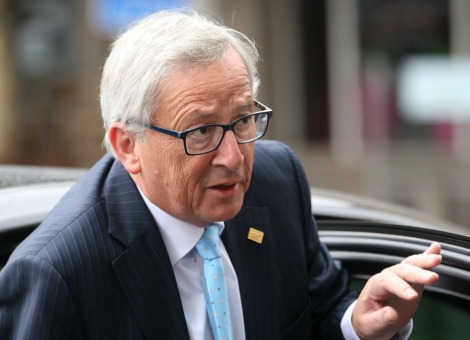 De nieuwe Europese Commissie onder leiding van Jean-Claude Juncker gaat mogelijk later dan 1 november van start. Juncker houdt er rekening mee dat het goedkeuringsproces van zijn team commissarissen door het Europees Parlement (EP) voor vertraging gaat zorgen. Dat stelde Junckers woordvoerder donderdag. "Er is een risico dat de commissie niet op 1 november kan beginnen." Juncker staat voor een probleem nu de bevoegde commissie in het EP de Sloveense kandidaat-commissaris Alenka Bratušek heeft afgekeurd. Eerder in de week stelde het EP al dat de Hongaarse beoogd commissaris beter niet de post Burgerzaken moet krijgen. De zegsman van Juncker stelde dat de Sloveense nog steeds kandidaat-commissaris is en dat Juncker achter zijn voorgestelde team en verdeling staat. Hij onderstreepte dat het EP geen individuele kandidaten naar huis kan sturen. Technisch klopt dit maar in het verleden zijn kandidaten vervangen na een nee-stem van de bevoegde commissies. De zegsman ontkende dat Juncker al toezeggingen heeft gedaan voor verandering van portefeuilles. Naar verluidt zou Frans Timmermans zich ook gaan buigen over alles wat met duurzaamheid te maken heeft. De Nederlander zou een deel van de portefeuille van Miguel Arias Cañete krijgen, zodat de Spanjaard beter te accepteren was voor de Europarlementariërs. Er wordt op alle niveau's overleg gepleegd om tot een oplossing te komen. Volgende week moeten de leiders van de politieke fracties in het EP een eindoordeel vellen over alle hoorzittingen en de evaluaties daarvan door de bevoegde commissies. Dan wordt waarschijnlijk duidelijk of er met portefeuilles geschoven gaat worden en of er nog extra hoorzittingen gepland moeten worden voor (nieuwe) kandidaat-commissarissen. Ondertussen dragen de twee grootste fracties in het EP al een Sloveense kandidaat naar voren ter vervanging van Bratušek. Zowel de sociaaldemocraten als de christendemocraten denken dat Europarlementariër Tanja Fajon de "natuurlijke kandidaat'' is en "perfect past''.