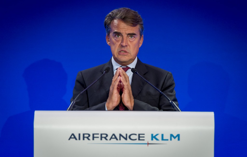 Air France-KLM is misschien genoodzaakt de geplande uitbreiding van dochteronderneming Transavia te schrappen omdat een oplossing voor de staking van piloten van het Franse luchtvaartbedrijf Air France uitblijft. Dat zei bestuursvoorzitter Alexandre de Juniac dinsdag. De piloten van Air France staken al ruim een week en het einde is nog niet in zicht. "Indien een akkoord uitblijft, zullen we met pijn in ons hart moeten besluiten om het Transaviaproject te schrappen", zei de topman tegen een Franse radiozender. Een voorstel van Air France-KLM om het project op te schorten tot in ieder geval het eind van dit jaar werd maandag door de stakers afgewezen. De pilotenstaking, die aanvankelijk tot 22 september duurde maar werd verlengd met minstens 4 dagen, bezorgt de luchtvaartcombinatie een operationeel verlies van 20 miljoen euro per dag. Concurrent Ryanair en easyJet Transavia Europe zou snel opgetuigd worden om beter te kunnen concurreren met prijsvechters als Ryanair en easyJet. Dat moest gebeuren vanaf nieuwe bases buiten Nederland en Frankrijk. In de vergelijking tussen deze drie loopt Transavia vooralsnog ver achter. Tegelijkertijd zouden verliesgevende activiteiten, zoals de binnenlandse en Europese vluchten van Air France, verder gesaneerd worden. De piloten verzetten zich hiertegen, omdat zij vrezen dat dit ten koste zal gaan van de arbeidsvoorwaarden.
