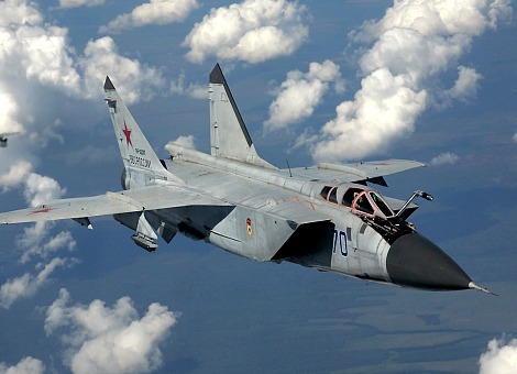 Op verschillende plekken in de wereld zijn afgelopen week Russische militaire vliegtuigen onderschept. Nadat vrijdag duidelijk werd dat woensdag twee Russische bommenwerpers het Zweedse luchtruim binnen waren gedrongen, kwamen ook meldingen uit de VS, Canada en Groot-Brittannië. Twee Amerikaanse straaljagers onderschepten donderdag zes Russische vliegtuigen, meldt CNN. De Russen naderden bij Alaska het Amerikaanse luchtruim. Het ging om twee Mig-31 straaljagers, twee bommenwerpers van het type Bear en twee tankvliegtuigen. Toen twee Russische bommenwerpers het Canadese luchtruim naderden, grepen de Candezen in. Amerikaanse regeringsfunctionarissen denken dat het bezoek van de Russen mogelijk te maken had met het bezoek van de Oekraïense president Petro Porosjenko aan de VS. Britse media meldden vrijdag dat vanuit Schotland ook twee straaljagers zijn opgestegen om Russische vliegtuigen tegen te houden. De bommenwerpers vlogen richting het Britse luchtruim en werden onderschept. Na de ingreep van de Zweedse vliegtuigen woensdag heeft het land de ambassadeur van Rusland ontboden. De Zweedse Minister van Buitenlandse Zaken Carl Bildt sprak vrijdag van een ,,grove schending'' van het Zweedse luchtruim en de ernstigste door de Russen in zijn jaren als minister. Hij heeft een uitgebreid rapport gevraagd van het Zweedse leger over het incident.