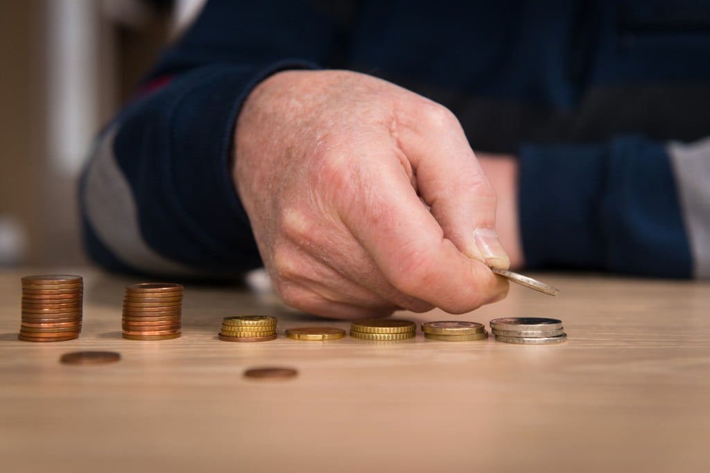 Werknemers moeten in de toekomst een persoonlijk pensioenpotje gaan opbouwen. De doorsneepremie, waardoor jongeren meebetalen aan de oudedagsvoorziening van ouderen, moet verdwijnen. Maar om risico's zoveel mogelijk samen te delen, moet het nieuwe pensioensysteem wel collectieve elementen blijven houden. Dat staat in een ontwerpadvies van de Sociaal-Economische Raad (SER) aan staatssecretaris Jetta Klijnsma (Sociale Zaken). De SER, een adviesorgaan van werkgevers, vakbonden en onafhankelijke deskundigen, wil zijn ideeën de komende tijd uitwerken. Het adviesorgaan heeft ook gekeken naar andere varianten, zoals een geheel vrijwillige regeling of een nationale pensioenregeling, maar die zijn afgevallen. Sparen via werkgever In het huidige pensioenstelsel sparen werknemers via hun werkgever voor een aanvullend pensioen, naast hun AOW. In de meeste cao's gebeurt dat verplicht. De pensioenfondsen, die bestuurd worden door bonden en werkgevers, garanderen een bepaalde pensioenuitkering als iemand zijn pensioenleeftijd heeft bereikt. De afgelopen jaren is echter gebleken dat die garanties niet altijd waar te maken zijn. Pensioenfondsen kwamen door de financiële crisis en door de stijgende levensverwachtingen in de problemen. Ze konden daardoor hun pensioenen niet meer jaarlijks aan het prijspeil aanpassen. In een aantal gevallen moesten ze zelfs verlagen. Eigen pensioenpotje Omdat de pensioenen onder druk staan, zijn er aanpassingen nodig, zegt de SER. Bovendien hebben mensen behoefte aan meer keuzevrijheid. Ook moet het nieuwe pensioenstelsel rekening houden met veranderingen in de arbeidsmarkt. Zo wisselen werknemers vaker van baan dan vroeger en komen er ook steeds meer zzp'ers. Het pensioensparen moet daarom veel persoonlijker worden: iedereen bouwt zijn eigen pensioenvermogen op, maar de risico's worden wel collectief gedeeld. Klijnsma komt nog voor de zomer met voorstellen over hoe het pensioenstelsel kan veranderen. Ze heeft de afgelopen maanden adviezen ingewonnen van belanghebbenden. Ze wil nu nog wachten op het oordeel van de SER en het Centraal Planbureau. Vakcentrale VCP enthousiast De vakcentrale VCP staat positief tegenover het ontwerpadvies van de SER. Volgens de VCP is in het voorstel aandacht voor de toenemende mobiliteit van mensen en het toenemend aantal werkenden dat geen aanvullend pensioen opbouwt. De vakcentrale pleit er al langer voor alle werkenden verplicht aanvullend pensioen te laten opbouwen.