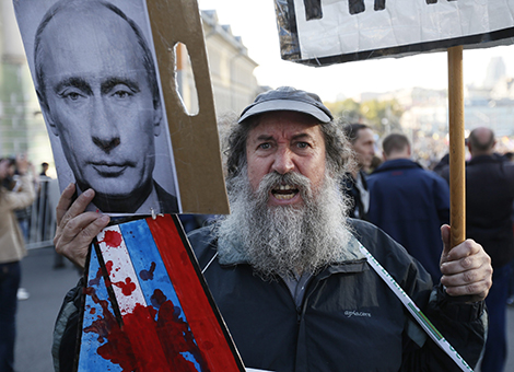 Tienduizenden Russen hebben zondag in Moskou tegen het Oekraïne-beleid van president Vladimir Poetin geprotesteerd. Het was de grootste vredesmars in maanden. De betogers demonstreerden tegen het feit dat Russische militairen en vrijwilligers in Oost-Oekraïne aan de kant van de separatisten meevechten. "Poetin, hou op met liegen!'' was een van de leuzen van de betogers, evenals: "Handen af van Oekraïne!''. Zij eisten bestraffing van de "oorlogshitsers''. Op de spandoeken stonden leuzen als: "Waarvoor sterven onze soldaten?''. De betogers hadden zowel Russische als Oekraïense vlaggen bij zich. Het protest had de steun van Kremlin-criticus Michail Chodorkovski. De afgelopen maanden hadden in Moskou vooral voorstanders van het Poetin-beleid betoogd.