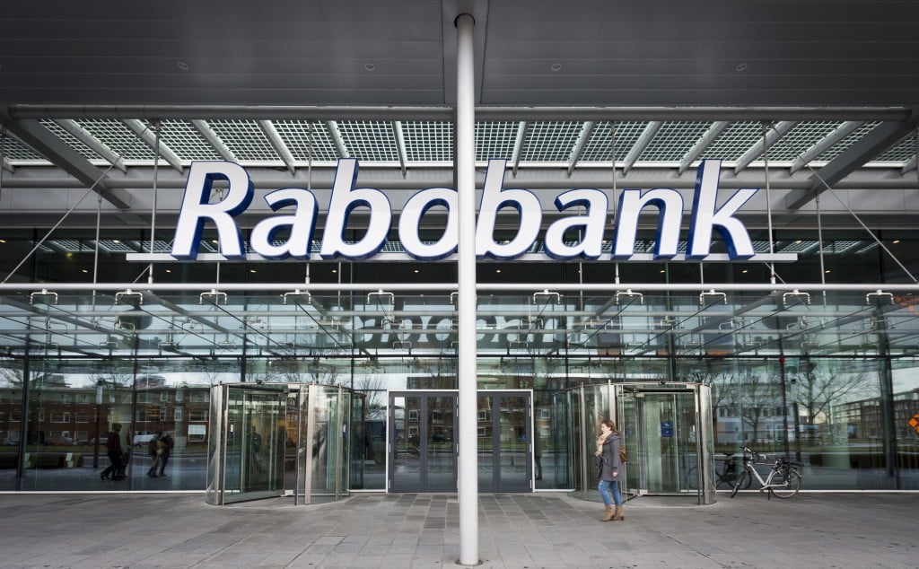 Rabobank is ontevreden over zijn marktpositie bij het bedienen van rijke particulieren in Nederland. Het vermogensbeheer wordt gestroomlijnd en dat kost dochter Schretlen de kop. De Rabobank trekt de stekker uit zijn meer dan 100 jaar oude vermogensbeheerdochter Schretlen & Co. De dienstverlening aan vermogende klanten wordt volledig geïntegreerd met die van de Rabobank, maakte het bankconcern dinsdag bekend. De krachtenbundeling moet volgens de Rabobank leiden tot een verbeterde dienstverlening aan zowel de klanten van de Rabobank als van Schretlen. Klanten van de Rabobank en van Schretlen kunnen vanaf medio 2015 gebruikmaken van het totale assortiment dat geïntegreerd wordt aangeboden.