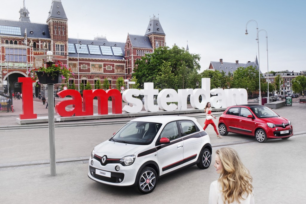 De nieuwe Renault Twingo heeft de motor achterin en is daarmee uniek in zijn soort. In potentie heeft Renault hiermee ook een model waarmee de markt voor kleine, luxere auto's opgeschud kan worden. Door de plaatsing van de motor achterin kunnen de voorwielen van de Renault Twingo extreem ver insturen met een extreem kleine draaicirkel tot gevolg. Ook zijn de voorstoelen verder naar voren geplaatst waardoor er meer ruimte is op de achterbank dan in veel van zijn concurrenten.