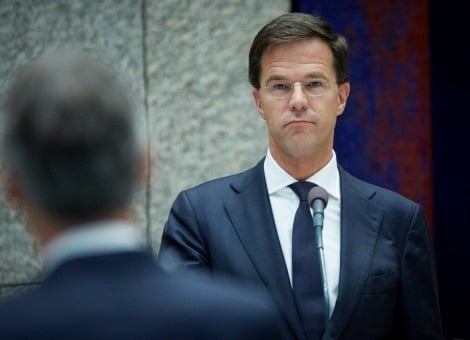 Het kabinet wil tempo maken met de hervorming van het belastingstelsel. In de aanloop naar 2016 wil het met concrete voorstellen komen. Maar dat gebeurt niet voor 1 februari, zoals de oppositiefracties CDA en D66 willen. Volgens premier Mark Rutte is er iets meer tijd, omdat het kabinet pas in de zomer van volgend jaar de knoop doorhakt over de belastingmaatregelen voor 2016. Rutte heeft dat donderdag gezegd tijdens de algemene politieke beschouwingen in de Tweede Kamer. Hij reageerde op kritiek van de oppositie dat het kabinet de belastinghervorming voor zich uitschuift. De coalitiefracties VVD en PvdA zouden verdeeld zijn. Rutte ontkende dat. Hij wees erop dat de vorige grote belastinghervorming in 2001 vier jaar heeft gekost. De ambitie van dit kabinet is om dat nu sneller te doen. Maar een grote herziening van het belastingstelsel heeft grote inkomenseffecten. Er zijn daarom miljarden nodig als "smeerolie". Rutte gaat ervan uit dat die uit meevallers betaald kunnen worden. Belasting op arbeid verlagen Om op termijn 100.000 banen te scheppen wil het kabinet de belastingen op arbeid met 15 miljard verlagen, waarvan 3 tot 5 miljard netto lastenverlichting. De oppositie vindt dat plan te vaag en hekelt het ontbreken van een financiële dekking. Volgens Rutte zijn er door het kabinet echter wel degelijk knopen doorgehakt en "deuren van het slot gehaald''. Zo wil het kabinet het aantal aftrekposten drastisch verminderen. Ook wil het een rechtvaardiger vermogensrendementsheffing. Verder komen er nieuwe wijzigingen in de autobelastingen. Het systeem van de kinderopvangtoeslag gaat ook op de schop. Bidden voor meevallers De premier wil graag met de oppositie in gesprek over deze plannen. Dat is nodig omdat het kabinet in de Senaat geen meerderheid heeft. D66-leider Alexander Pechtold bleek niet overtuigd na het betoog van Rutte. Het kabinetsplan is volgens Pechtold "niet concreet'', gaat "op z'n best'' over het verschuiven van belastingen waarbij we "moeten hopen, zelfs bidden voor meevallers''. Het kabinet maakt geen keuzes, legt hooguit wat begrippen neer, aldus de D66-leider.