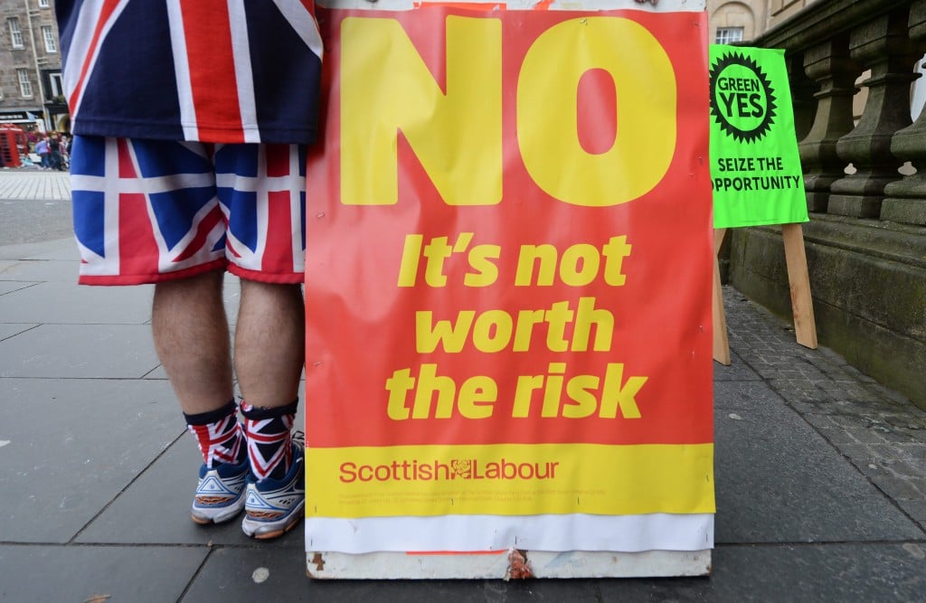 Geen splitsing van het Britse schiereiland: Schotland blijft onderdeel van Groot-Brittannië, zo lijkt de uitslag van het referendum over onafhankelijkheid uit te wijzen. De BBC heeft vrijdagochtend op basis van de tot nu toe getelde stemmen berekend dat de tegenstanders van onafhankelijkheid 54 procent van de stemmen halen en dat de Schotten afsplitsing van de unie daarmee afwijzen. Inmiddels zijn 26 van de 32 districten geteld, goed voor 2,5 miljoen van de naar schatting 3,6 miljoen uitgebrachte stemmen.