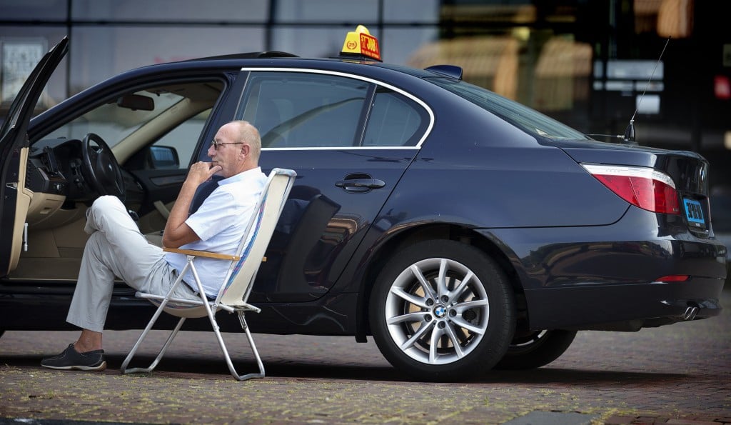 Het totaal aantal bedrijfsfaillissementen loopt terug dit jaar, maar er zijn op brancheniveau wel uitzonderingen. Bijvoorbeeld in het taxivervoer. In de eerste acht maanden van dit jaar gingen er in totaal. 6.832 bedrijven failliet, ongeveer een kwart minder dan in dezelfde periode een jaar eerder. Dat meldt de site faillisementsdossier.nl dinsdag. De daling van het aantal faillissementen heeft mede te maken met het economische herstel, wat onder meer zichtbaar is bij de afname van faillissementen in de bouw en detailhandel. In de bouw daalde het aantal bedrijven dat failliet ging in de eerste acht maanden va dit jaar met 40 procent tot 725.