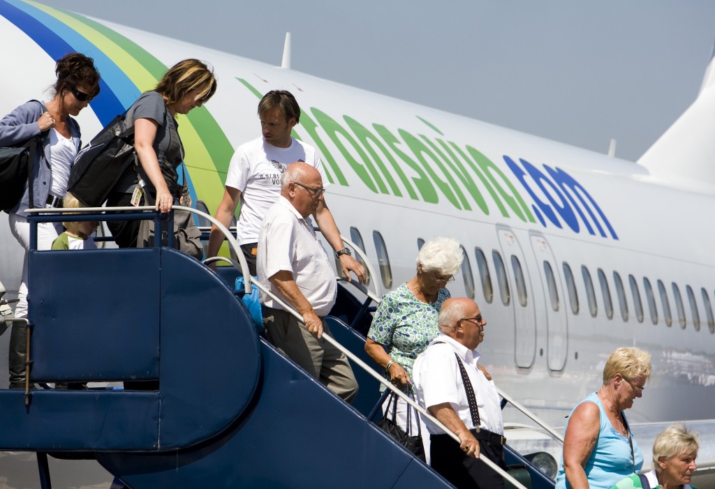 Door het schrappen van verliesgevende vluchten is de vloot van Air France KLM gekrompen en zijn er vooral op de Parijse luchthaven Oly start- en landingsrechten vrijgekomen. Het is de bedoeling dat budgetdochter Transavia deze ruimte opvult door het openen van nieuwe routes. Volgend De Juniac worden niet alle verliesgevende vluchten van Air France rechtstreeks opgevuld door Transavia. In de maandag gepresenteerde groeiplannen groeit de Franse tak van Transavia in de komende vijf jaar van 14 naar 37 vliegtuigen. Het aantal piloten stijgt hierdoor van 220 tot 250 nieuwe banen voor piloten. De Transavia topman zegt echter wel dat de nieuwe Transavia piloten moeten instellen met een versobering van de arbeidsvoorwaarden. Versobering arbeidsvoorwaarden Volgens de topman heeft is het onmogelijk om te investeren in de budgetstrategie als het personeel tegen dezelfde voorwaarden aan de slag gaat als het personeel van Air France. ,,Het is niet mogelijk om bij Transavia te gaan werken tegen de voorwaarden van Air France, zonder Transavia de nek om te draaien'', zei De Juniac. Verder waarschuwde hij de piloten van Air France die een staking hebben aangekondigd omdat ze het niet eens met de plannen. De topman waarschuwde dat hun verzet de groei van AIR-France-KLM in de weg staat. Volgens de topman profiteert wordt enkel de concurrentie hier beter van.