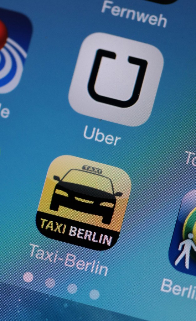 Een tegenslag voor de internationale taxi-app Uber. Een Duitse rechter zie problemen met vergunningen en fluit Uber voorlopig terug. Taxi-app Uber mag voorlopig in heel Duitsland niet actief zijn. De taxibemiddelingsdienst via de smartphone waarbij klanten rechtstreeks contact leggen met de chauffeurs, is door de rechter verboden. Dat blijkt uit een uitspraak in een kort geding dat een overkoepelende vereniging voor taxibedrijven had aangespannen tegen de dienst, meldde Duitse media dinsdag.