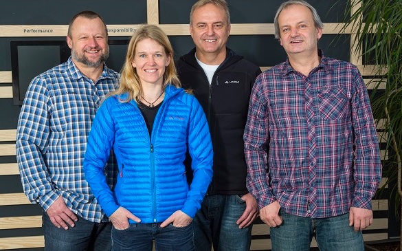 Het Duitse familiebedrijf Vaude heeft onder leiding van Antje von Dewitz een ambitieuze koers ingezet. Maar 'groene' outdoorkleding maken is makkelijker gezegd dan gedaan. Dat meldt Duitslandnieuws.nl Milieuvriendelijke outdoorkleding, het ontlokt nog geen run van klanten op de winkels. Met haar familiebedrijf Vaude uit Baden-Württemberg probeert Antje von Dewitz daar verandering in te brengen. Het is volgens haar de enige manier waarop ze zich kunnen onderscheiden van de machtige concurrentie. "We willen de groenste fabrikant van Europa zijn", zegt Von Dewitz in een bedrijfsportret van Die Zeit.