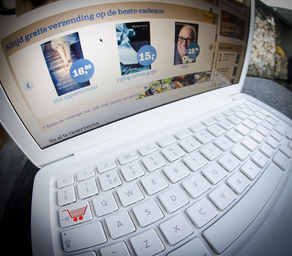 De groei van aankopen via internet zet gestaag door dit jaar. Online verkopen maken inmiddels 18 procent van de bestedingen uit in Nederland. Nederlanders hebben in de eerste helft van dit jaar ruim 6,5 miljard euro besteed aan aankopen via internet, een stijging van bijna 6 procent vergeleken met dezelfde periode vorig jaar. Bij webwinkels werd meer dan 53 miljoen keer iets besteld, blijkt uit een dinsdag gepubliceerd onderzoek in opdracht van Thuiswinkel.org, de belangenvereniging voor webwinkels.