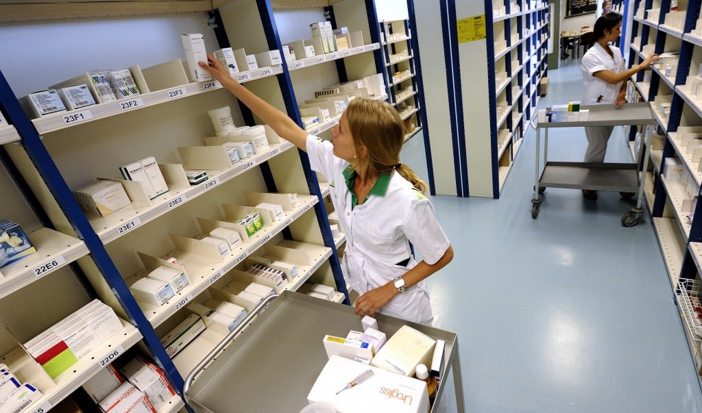 Verzekeraar Achmea wil een vuist maken tegen farmaceutische bedrijven door met twaalf ziekenhuizen een inkoopblok te vormen bij de aanschaf van dure medicijnen. Zorgverzekeraar Achmea gaat samen met ziekenhuizen dure medicijnen inkopen. Met de gezamenlijke inkoop hopen de samenwerkende partijen hoge kortingen te bedingen bij de fabrikanten. Dat moet een miljoenenbesparing opleveren die ten goede komt aan de zorg in ziekenhuizen, de premiebetaler en innovaties in de zorg.