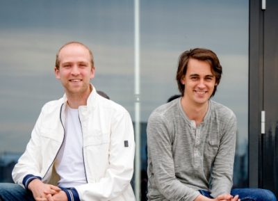 blendle Het grootste mediaconcern van Duitsland Axel Springer steekt samen met The New York Times Company 3 miljoen euro in de Nederlandse startup Blendle, een digitale kiosk voor kranten en tijdschriften. Dat meldt Duitslandnieuws.nl maandag. De Duitsers en Amerikanen zien in het bedrijf van Alexander Klöpping en Marten Blankesteijn vooral een mogelijkheid om jonge lezers weer aan de traditionele kranten te binden. Met het geld moet Blendle internationaal groeien. In Nederland is Blendle nog maar 5 maanden online, iets dat vooral in Duitsland niet onopgemerkt is gebleven. Met Axel Springer als investeerder krijgt de Amsterdamse startup één van de grootste digitale uitgeverijen van Europa achter zich, waarmee het platform sterker staat in onderhandelingen met andere uitgevers. Artikelen los kopen Via Blendle kunnen lezers digitaal bijna alle Nederlandse kranten en een aantal tijdschriften lezen en deze per artikel afrekenen. Blendle krijgt ongeveer 30 procent van de inkomsten en moet per uitgeverij onderhandelen over de voorwaarden en andere regels. Het platform heeft op dit moment 130.000 geregistreerde gebruikers. Met het geld van Axel Springer en The New York Times moet Blendle het product de komende twee jaar uitbreiden naar andere landen in Europa. "Axel Springer heeft zich succesvol omgebouwd tot een digitale uitgeverij en bezit inmiddels een geweldig portfolio van startups", vertelt mede-oprichter Alexander Klöpping. "En de onlinestrategie van The New York Times geldt wereldwijd als voorbeeld voor andere kranten en tijdschriften." Jongeren bereiken Bestuursvoorzitter Mathias Döpfner van Axel Springer SE is erg blij met Blendle. "Mooi dat een Europese startup het voor elkaar krijgt om makkelijk toegang te bieden tot kwaliteitsjournalistiek online waar je voor betaalt. Blendle heeft de potentie om ook jonge lezers te bereiken die vooral op internet zitten." Klöpping en Blankesteijn hebben na deze investeringsronde nog driekwart van de aandelen in handen, en daarmee de volledige controle over het bedrijf. De investeerders krijgen geen inzage in de verkoopcijfers van andere uitgeverijen die via Blendle hun artikelen verkopen. Ook krijgen de kranten van Axel Springer zoals Bild en Die Welt geen voorkeursbehandeling. Dat staat allemaal in de contracten die met Blendle zijn gesloten. Duitslandnieuws sprak met mede-oprichter Marten Blankesteijn over de overeenkomst van Blendle met Axel Springer en The New York Times. Wanneer gaat Blendle naar Duitsland? Blankensteijn: "Dat weten we nog niet. We zijn met alle belangrijke uitgevers in gesprek, maar dat doen we in nog veel meer landen. We moeten nog beslissen op welk land we ons als eerst gaan focussen." Hoe doe je dat, internationaal groeien? "We gaan nu om te beginnen mensen aannemen die ons gaan helpen met die internationale uitrol, ook op het gebied van marketing. Want elk land is natuurlijk anders. In Nederland hebben we vrij veel buzzweten te genereren, zozeer zelfs dat mensen op Marktplaats 100 euro betaalden voor toegang tot onze testsite. In andere landen moet dat ook kunnen." Hoe ging dat, samenwerken met de Duitse uitgeversgigant Axel Springer? "Ze zijn extreem goed geïnformeerd – ze waren al twee maanden voor onze lancering bij ons, op een moment dat er zelfs nog geen Nederlandse uitgever op bezoek was geweest. Ze investeren nu ook in de Europese versie van Politico, en hebben samen met John de Mol Talpa Germany. Maar bovenal hebben ze echt liefde voor journalistiek, dat was voor ons de belangrijkste reden om voor hen en The New York Times te kiezen." "Die twee bedrijven zijn de wereldwijde voorlopers als het gaat om journalistiek op internet, heel veel uitgevers volgen hun digitale strategieën. Dus we kunnen ontzettend veel van ze leren, en het is een enorme eer dat deze bedrijven zoveel vertrouwen in ons hebben." Waren andere Duitse uitgevers ook geïnteresseerd? "Niet dat ik weet, Axel Springer en The New York Times zijn de enige uitgevers die concreet geworden zijn."
