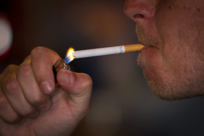 Stoppen met roken loont niet alleen omdat je geen geld meer uitgeeft aan tabak, maar ook bij je verzekeringspremie kan het fors schelen. Rokers betalen rond hun veertigste levensjaar soms het dubbele bedrag aan premie voor hun overlijdensrisicoverzekering. Dat blijkt uit onderzoek van de website MoneyWise. Over het algemeen genomen zijn roker 70 procent meer kwijt aan premie voor hun overlijdensrisicoverzekering. Het premieverschil is het hoogste rond het 40ste levensjaar. Dan betaalt een roker meer dan het dubbele aan premie. Bij een verzekerd bedrag van 200.000 euro kan dat als snel een tientje per maand schelen. Vooral stellen met een huis hebben een dergelijke verzekering afgesloten om een deel van de hypotheek af te kunnen lossen als een van de twee overlijdt. Vaak is een dergelijke verzekering bij het afsluiten van een hypotheek zelfs verplicht. Verzekeraars belonen vaker gezonde levensstijl Volgens Moneywise is het verschil in prijs mei het gevolg van de concurrentiestrijd tussen de verzekeraars. Die proberen klanten te lokken met het vooruitzicht dat ze minder zullen betalen als ze gezond leven. Verzekeraars bieden bijvoorbeeld niet alleen een lagere premie aan niet-rokers, maar ook aan mensen zonder overgewicht. Dat gebeurt dan op basis van hun BMI (Body Mass Index). Stoppen loont Het gevolg is dat rokers die nu een hogere premie moeten ophoesten, kunne besparen door te stoppen met roken. De verzekeraars willen dan vaak wel dat je een niet-roken-verklaring tekent en in elk geval al twee jaar gestopt. bent.