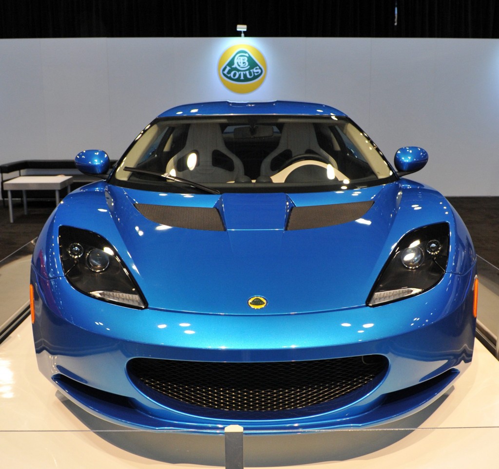 In Dubai is de snelste ambulance ter wereld gepresenteerd. De ambulance is een speciaal uitgevoerde Lotus Evora. De ziekenauto die gebaseerd is op de Britse sportwagen haalt een topsnelheid van 300 kilometer per uur. Ambulancepersoneel moet nu speciale rijlessen nemen om de 160.000 dollar (omgerekend 125.000 euro) kostende Lotus Evora door het drukke Dubai te loodsen. ,,Een seconde kan het verschil tussen leven en dood betekenen. Iedereen die gered moet worden, vindt het belangrijk om snel bereikt te worden", zegt paramedicus Zaid Al Mamari. Eind 2014 op de weg De hulpverlener denkt dat de ambulances vanaf het moment dat ze beschikbaar zijn, eind 2014, dagelijks worden gebruikt. De Lotus Evora staat momenteel op de technologiebeurs Gitex in Dubai's World Trade Centre.