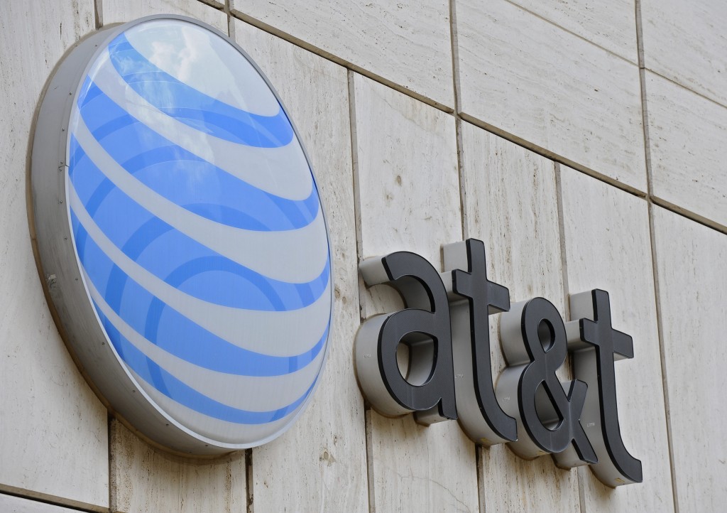 Het Amerikaanse telecomconcern AT&T heeft de prognose voor de jaaromzet naar beneden toe bijgesteld. Dat deed het concern woensdag bij de presentatie van de derdekwartaalcijfers. AT&T rekende in juli nog op een toename van de opbrengsten met 5 procent. Inmiddels houdt het rekening met een stijging van de omzet in een bandbreedte van 3 tot 4 procent. In het derde kwartaal steeg de omzet tot ruim 33,9 miljard dollar, waar analisten in doorsnee rekenden op 33,2 miljard dollar. Het concern had de afgelopen periode last van flinke concurrentie, waardoor het prijsdalingen moest doorvoeren en extra reclame moest maken om onder meer abonnementen en smartphones aan de man te brengen. Dat drukte op de prestaties. Onder de streep hield AT&T 3 miljard dollar over, of 0,58 dollar per aandeel. Dat was een jaar geleden nog 0,72 dollar per aandeel.