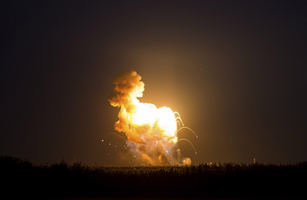 Een onbemande raket die vracht naar het internationale ruimtestation ISS had moeten brengen, is dinsdagavond bij de lancering ontploft. Dat gebeurde een paar seconden na opstijgen van de Antares-raket met de Cygnus-capsule. De oorzaak is niet bekend. Ook over schade op de grond is nog niets bekend. Alle medewerkers zijn ongedeerd, aldus de Amerikaanse ruimtevaartorganisatie NASA. Die spreekt van "een catastrofale afwijking''. De Cygnus werd gelanceerd vanaf de ruimtebasis Wallops Flight Facility, een kleiner complex op Wallops Island in de staat Virginia. De raket kwam wel los van de grond, maar maakte niet genoeg snelheid en zakte in een grote vuurbal terug naar de grond. Het vrachtschip had ruim 2 ton aan spullen en experimenten aan boord. De capsule staat in brand. [google-drive number='1'] De Cygnus is gemaakt door het commerciële bedrijf Orbital Sciences. Dat heeft twee keer eerder een ruimtevrachtschip naar het ISS gebracht. De zonnepanelen van het vrachtschip zijn gemaakt door het bedrijf Dutch Space uit Leiden, het vroegere Fokker Ruimtevaart. Het gebeurt een paar keer per jaar dat een ruimtevaartuig ontploft bij de lancering. In augustus explodeerde een Amerikaanse militaire raket bij een lancering in Alaska. In mei ontplofte een Russische raket op ongeveer 150 kilometer hoogte, een paar minuten na de lancering. Delen van de raket kwamen neer in Siberië en in de Stille Oceaan. In 1986 stierven zeven Amerikaanse astronauten toen de spaceshuttle Challenger ontplofte, 72 seconden na lancering. De grootste raketramp ooit gebeurde in 1960. Bij een lanceerproef ontplofte een langeafstandsraket van de Sovjet-Unie. Hoeveel mensen daardoor omkwamen is nooit opgehelderd. Schattingen lopen uiteen van 60 tot 150. Van veel slachtoffers bleef niets over. De Sovjet-Unie slaagde erin de ramp tot 1989 te verzwijgen.