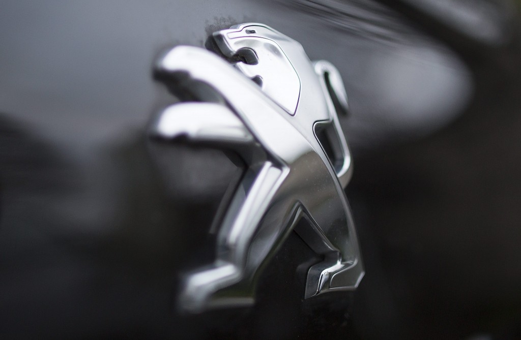 De Franse autofabrikant PSA Peugeot-Citroën verwacht dit jaar meer auto's te verkopen in Europa dan eerder werd aangenomen. Dat maakte het bedrijf woensdag bekend bij de presentatie van omzetcijfers over het derde kwartaal. De omzet steeg met 1,6 procent tot 12,3 miljard euro, aangejaagd door een stevige groei in Azië en een bescheiden opleving in Europa. Peugeot profiteerde van de samenwerking met het Chinese Dongfeng Motor. De alliantie met het Chinese bedrijf moest een impuls geven aan de verkopen buiten Europa, waar de automarkt in de 6 jaren tot en met 2013 sterk kromp. Peugeot verkocht wereldwijd 643.600 auto's, grotendeels dankzij een stijging van 44 procent in China en Zuidoost-Azië. In Europa nam de verkoop met 7 procent toe. Peugeot rekent in Europa nu op een groei van 4 à 5 procent, waar eerder een stijging van 3 procent werd voorzien.