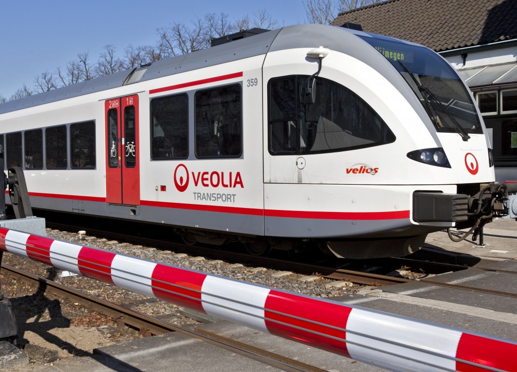 De Nederlandse Spoorwegen maken misbruik van hun machtspositie, zo stelt concurrent Veolia. Vervoersbedrijf Veolia heeft de Autoriteit Consument & Markt (ACM) gevraagd om onderzoek te doen naar machtsmisbruik van de NS bij de aanbesteding van het openbaar vervoer (ov) in Limburg. Veolia schrijft dat in een brief aan de provincie. De aanbesteding in Limburg is uniek omdat de stoptreinen én bussen vanaf 2016 door één bedrijf worden gereden. De NS en dochterbedrijven zoals Abellio hebben volgens Veolia een voorsprong omdat ze cruciale informatie hebben over bijvoorbeeld stations, treinen, kaartautomaten en abonnementen. Veolia suggereert dat de NS de informatie maar langzaam verstrekt en vertraging veroorzaakt. Een woordvoerster van Veolia zegt woensdag dat de ACM serieus naar de zaak kijkt. De toezichthouder wil zelf niet zeggen of er onderzoek wordt gedaan naar aanleiding van de informatie van Veolia. Een woordvoerder wijst wel op een analyse van de ov-markt die de ACM vorig jaar op verzoek van de Tweede Kamer maakte en waarin werd gewaarschuwd voor de marktmacht van de NS. Donderdag dient bij de rechtbank ook al een kort geding van Veolia over de kwestie. Het bedrijf eist van de provincie dat de NS en dochterbedrijven vanwege het concurrentievoordeel worden uitgesloten van deelname aan de aanbesteding. Door het kort geding is de inschrijvingstermijn voor de aanbesteding in Limburg dinsdag met bijna een maand verlengd tot 3 november. De winnaar gaat 15 jaar lang de treinen en bussen rijden in Limburg. De provincie heeft daarvoor ruim 55 miljoen euro per jaar beschikbaar.