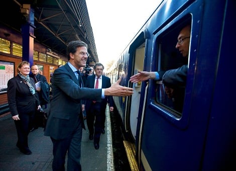 Limburg sluit NS-dochter Abellio uit van de gunning voor het openbaar vervoer (ov). Daarmee komt de enig overgebleven kandidaat Arriva weer in beeld. Dat blijkt uit antwoorden van de Limburgse gedeputeerde Patrick van der Broeck (CDA) woensdag op vragen uit Provinciale Staten (PS) van Limburg. Van der Broeck schetste woensdag twee scenario's: nu Abellio is uitgesloten, gaat de gunning naar Arriva. Dat is scenario één. Na een besluit daartoe is er een bezwaartermijn van zes weken. Het tweede scenario is een nieuwe aanbesteding. Maar daartegen kan Arriva bezwaar maken en ook de NS kan daarop inschrijven, zei Van der Broeck. Veolia diende bij de eerdere aanbesteding een ongeldige aanvraag in. Arriva is na het verscheuren van de gunning aan Abellio de eerstvolgende en enig overgebleven kandidaat. Van der Broeck zei dat Gedeputeerde Staten op 26 mei de knoop doorhakken over welk scenario het gaat worden. Een woordvoerder van de NS zei in een reactie woensdag het besluit van de provincie Limburg te respecteren. "We hebben ons uit de wedstrijd gespeeld'', zei hij. Staatssecretaris Wilma Mansveld (Infrastructuur) kon tijdens een debat in de Tweede Kamer nog niet reageren, omdat ze de informatie nog niet kende. Maar ze zei ervan uit te gaan dat er een weloverwogen besluit is genomen. Dinsdag werd bekend dat een medewerker van Veolia cruciale informatie had gelekt naar Abellio. De NS had dit lekken volgens de gisteren geschorste directie van Abellio gefaciliteerd. De NS ontkent dat. De aanbesteding in Limburg geldt voor de periode 2016-2031. Waarde: 2 miljard euro. De aanbesteding in Limburg is uniek, want ze omvat bussen én stoptreinen.