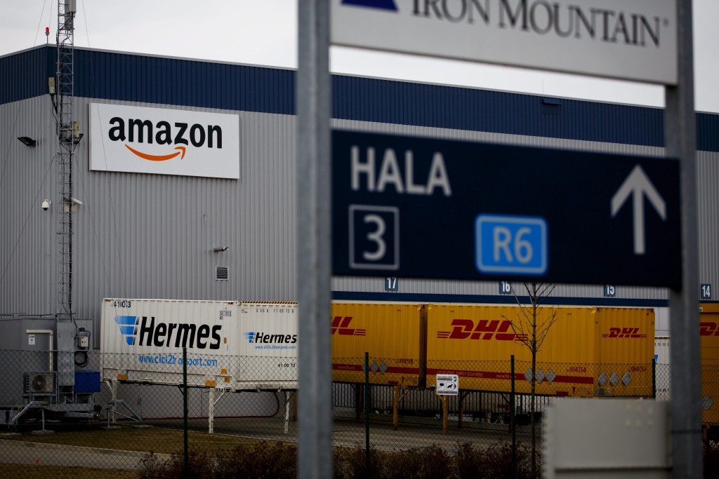 Komende week speelt er in de Verenigde Staten een intrigerende rechtszaak. Twee ex-werknemers van internetwinkel Amazon klagen over de duur van veiligheidschecks die ze moesten ondergaan. Ze willen daarvoor loon uitbetaald krijgen. In de warenhuizen van internetgigant Amazon wemelt het van de aantrekkelijk spullen. Heel verwonderlijk is het dus niet dat werknemers die daar actief zijn, worden onderworpen aan veiligheidschecks om te kijken of ze geen artikelen stelen. Maar de tijd die het kost om dat vast te stellen kan behoorlijk oplopen. Twee ex-werknemers van Amazon die via een uitzendbureau waren ingehuurd vinden het belachelijk dat ze een na werktijd een half uur in de rij moesten staan om door de veiligheidspoortjes te komen. Ze vinden dat dat half uur uitbetaald moet worden als loon.