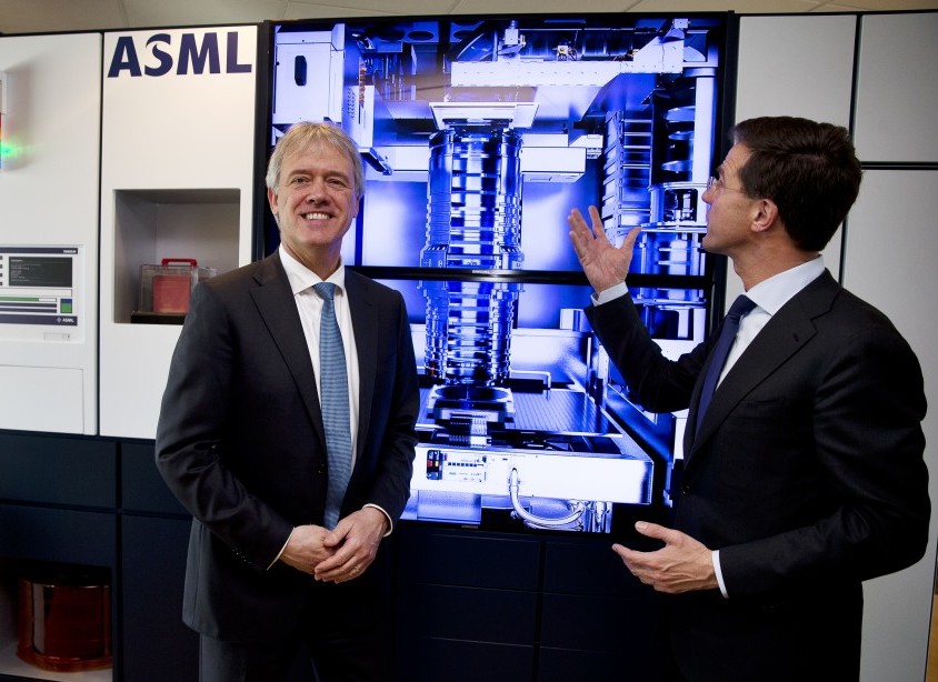 ASML, de Veldhovense maker van machines voor de productie van computerchips, is wereldwijd marktleider. Bij de presentatie van de derdekwartaalcijfers op woensdag willen beleggers vooral weten hoe het gaat met een nieuwe technologie die ASML uitrolt. Chipmachinefabrikant ASML presenteert woensdag als eerste AEX-fonds cijfers over het derde kwartaal. Volgens analist Jos Versteeg van Theodoor Gilissen is de verdere ontwikkeling van de zogenoemde EUV-technologie - extreem ultraviolet licht - het allerbelangrijkste aspect waar naar wordt gekeken.