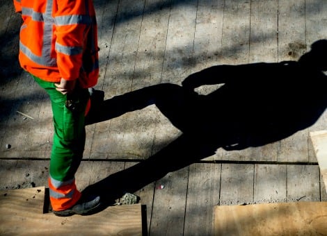 Bouwbedrijf BAM schrapt 650 banen, vooral kantoorfuncties, in Nederland. Dat maakte de onderneming woensdag bekend. BAM heeft in ons land zo'n 9700 mensen in dienst. De reorganisatie maakt deel uit van een eerder aangekondigd programma om 100 miljoen euro aan kosten te besparen. Dat doel moet eind 2015 zijn bereikt. Ook moet het werkkapitaal duurzaam met 300 miljoen euro worden verlaagd. De eenmalige herstructureringskosten worden geraamd op 80 tot 100 miljoen euro. BAM voegt 12 werkmaatschappijen in Nederland samen tot twee divisies, een voor bouw en vastgoed en een voor infrastructurele opdrachten. Het onderdeel voor publiek-private projecten blijft apart bestaan. Ook in België grijpt het bedrijf in. Daar worden alle zes werkmaatschappijen gebundeld tot één bedrijfsonderdeel. Volgens Rob van Wingerden, die begin deze maand Nico de Vries afloste als topman bij 's lands grootste bouwonderneming, zijn de maatregelen nodig om de resultaten te verbeteren. Die stonden de laatste tijd onder druk door slechte marktomstandigheden en tegenvallers van tientallen miljoenen euro's bij een aantal grote projecten. In de eerste helft van het jaar draaide BAM op operationeel niveau quitte, maar bleef onder de streep een verlies staan van 6,6 miljoen euro. Vorig jaar sloot het bedrijf de eerste jaarhelft af met een nettowinst van 16,2 miljoen euro. BAM herhaalde woensdag ook zijn doelstelling om minstens 100 miljoen euro aan bezittingen per jaar af te stoten. Voor dit jaar staat de teller al op 160 miljoen euro. In de rest van 2014 en 2015 verwacht het bedrijf vooral commercieel vastgoed te verkopen en kleinere bedrijfsonderdelen die niet in de nieuwe koers passen.