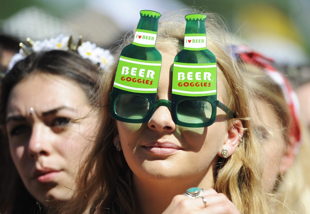 Bierbrouwer SABMiller wil af van het imago dat bier alleen iets is voor mannen die sport kijken. Dat meldde het moederbedrijf van Grolsch maandag bij een presentatie van de groeistrategie voor de komende jaren. Het bedrijf hoopt onder meer vrouwen ervan te overtuigen meer bier te drinken. Het concern wil met bier de concurrentie aangaan met wijn en likeuren die vaak een meer chique uitstraling hebben. Als voorbeeld voor de imagoverbetering noemt de brouwer het ordinaire kopje koffie dat de afgelopen jaren in veel horecagelegenheden is opgewaardeerd en getransformeerd tot latte macchiato, ristretto of frappino. Het Zuid-Afrikaanse concern deed vorige maand een vergeefse poging om de Nederlandse concurrent Heineken te verleiden met een overnamevoorstel. SABMiller zelf wordt nog altijd gezien als overnameprooi voor marktleider Anheuser-Busch Inbev.