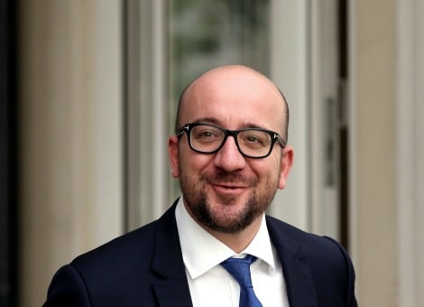 Een nieuwe Belgische regering is binnen handbereik. Zeker nu de vier onderhandelende politieke partijen dinsdagavond een deal over een regeerakkoord en de begroting, meldden Belgische media. De Franstalige liberaal Charles Michel van de MR zal de nieuwe premier van België worden. Dat is zeker. Over de andere ministersposten onderhandelen de partijen nog verder. Charles Michel is geboren in een politiek nest. Zijn vader is Louis Michel, die van 1999 tot 2004 vicepremier en minister van Buitenlandse Zaken was in het eerste kabinet van Guy Verhofstadt. Daarna was Charles' vader Europees commissaris voor Ontwikkeling en Humanitaire Hulp. De liberaal Michel wordt de tweede achtereenvolgende Waalse premier van België, waar de Vlamingen getalsmatig in de meerderheid zijn. Zijn partij, de liberale Mouvement Réformateur (MR), neemt een flinke gok door in een coalitie te gaan samenwerken met drie Vlaamse partijen: de Vlaams-nationalistische N-VA, de christendemocratische CD&V en de liberale Open VLD. De Waalse socialisten van de huidige premier Elio Di Rupo staan buitenspel, hoewel zij de grootste politieke stroming in het Franstalige deel van België zijn. Slechte verstandhouding met Reynders Michel werd op 21 december 1975 in Namen geboren. Hij studeerde rechten en liet zich als advocaat in Brussel inschrijven, maar zijn hele actieve leven heeft in het teken van de politiek gestaan. Dat begon al toen hij als 16-jarige in 1992 voorzitter van de Jonge Liberalen werd in de stad Geldenaken in Waals-Brabant. In 2000 werd Michel minister van Binnenlandse Aangelegenheden en Ambtenarenzaken in de Waalse regering. Van 2007 tot begin 2011 was hij minister van Ontwikkelingssamenwerking in vier achtereenvolgende regeringen. Hij nam ontslag toen hij tot voorzitter van de MR werd benoemd. Michel volgde de huidige vicepremier Didier Reynders op, van wie hij al sinds 2009 het aftreden had geëist. De twee hebben een zeer slechte verstandhouding. Reynders heeft een aantal aanhangers in de partij met goede contacten met de media die niet zullen nalaten Michel te kritiseren.