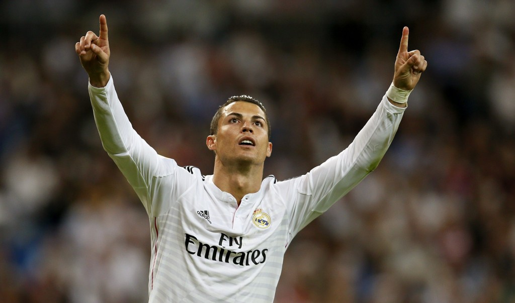 Geïnteresseerde clubs weten nu wat het kost om Cristiano Ronaldo aan te trekken. Volgens zijn zaakwaarnemer staat er een afkoopclausule in zijn contract bij Real Madrid van 1 miljard euro. Dat is vier keer zo hoog als die van Lionel Messi. De geruchtenmachine draaide op volle toeren. Sterspeler Cristiano Ronaldo zou ongelukkig zijn bij Real Madrid. Verschillende clubs waaronder het Manchester United van Louis van Gaal zouden interesse hebben in de wereldvoetballer van het jaar 2013. De zaakwaarnemer van Ronaldo maakte afgelopen weekend voorlopig een einde aan alle geruchten. Clubs die Ronaldo willen hebben, moeten het astronomische bedrag van 1 miljard euro op tafel zeggen om zijn huidige contract af te kopen bij Real Madrid, dat doorloopt tot de zomer van 2018. Dat zei Ronaldo's zaakwaarnemer Jorge Mendes afgelopen weekend tegenover de Spaanse sportkrant AS. Ter vergelijking: de Argentijnse topvoetballer Lionel Messi heeft een afkoopclausule van 250 miljoen euro in zijn contract staan. Voor Messi's teamgenoot bij Barcelona, Neymar, moeten clubs 190 miljoen euro betalen. De 29-jarige Ronaldo, die 18 miljoen euro per jaar verdient in Madrid, blijft voorlopig nog wel even voetballen voor De Koninklijke. Volgens zaakwaarnemer Mendes nog zeker een jaar en tien. "Hij wordt beter en zal zich blijven verbeteren tot zijn veertigste. Cristiano kent geen grenzen", aldus Mendes. "Hij is niet alleen de beste voetballer aller tijden, hij is de grootste atleet aller tijden. Er zal niemand zijn zoals hem in de komende 500 jaar."