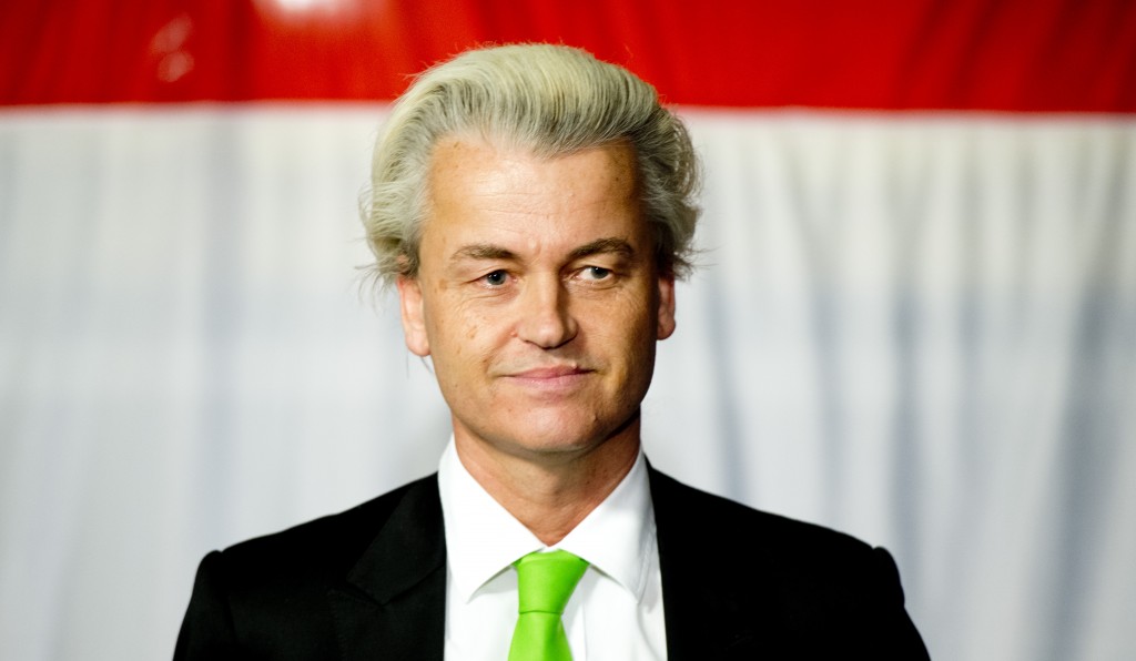 Geert Wilders zegt dat hij straks geen eerlijke kans krijgt om zich te verdedigen in het proces dat volgend jaar tegen hem dient. De PVV-leider is aangeklaagd voor groepsbeleding en het aanzetten tot haat en discriminatie vanwege zijn 'minder Marokkanen'-uitspraak. "Ik merk dat justitie vervelender wordt naarmate we stijgen in de peilingen'', zegt Wilders donderdag tegen De Telegraaf. Als er nu verkiezingen voor de Tweede Kamer zouden zijn, krijgt de PVV 36 zetels en is daarmee groter dan de regeringspartijen VVD en PvdA samen, aldus een peiling van televisieprogramma EenVandaag. Vorige maand stond de PVV in de peiling nog op 34 zetels. Wilders gaf deze week aan "niets liever" te doen dan premier worden als de PVV de grootste zou zijn. Deskundigen uitnodigen Wilders zegt tegenover De Telegraaf dat de rechter-commissaris bij de eerste regie-bijeenkomsten aangaf dat Wilders een eerlijke kans moet krijgen. "Maar het tegendeel is gebeurd", aldus de PVV-leider. "Ze loopt kritiekloos het Openbaar Ministerie achterna. Als alle redelijke verzoeken worden afgewezen, dan willen ze me blijkbaar koste wat kost veroordelen." Wilders wil deskundigen uitnodigen. "Ik wil me verdedigen, maar ik moet me ook kunnen verdedigen. Het frustrerende is nu dat we 39 verzoeken hebben gedaan en er nul hebben gekregen. Eentje is aangehouden." 6.400 aangiften tegen Wilders Er kwamen in 2014 meer dan 6.400 aangiften tegen Wilders binnen vanwege zijn 'minder Marokkanen'-uitlatingen. Tijdens een campagnebezoek aan het Haagse stadsdeel Loosduinen op 12 maart zei Wilders dat Den Haag “een stad met minder lasten en als het even kan wat minder Marokkanen” zou moeten worden. Op de avond van de gemeenteraadsverkiezingen een week later vroeg Wilders de zaal met PVV-kiezers of ze meer of minder Marokkanen wilden. Het publiek scandeerde “minder, minder, minder”, waarop Wilders zei: “dan gaan we dat regelen”.