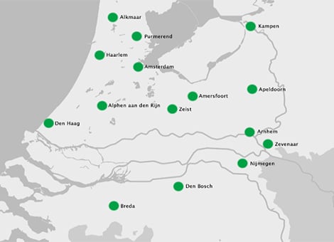 Het is onzeker of de vorige week failliet verklaarde hifiketen HOBO een doorstart maakt. "Ze staan niet in rijen van tien voor de deur'', liet curator Piet Gunning dinsdag weten. Wel is er volgens hem "wat belangstelling'' voor enkele individuele winkels. HOBO, naar eigen zeggen de grootste zelfstandige specialist in audio- en videoapparatuur in Nederland, werd afgelopen vrijdag door de rechtbank Gelderland bankroet verklaard. De keten met 15 winkels draaide volgens Gunning al een aantal jaren met verlies. "De allerlaatste druppel was dat de bank de kredietkraan heeft dichtgedraaid en meteen daarna de voorraden uit de winkels had gehaald. Ze zaten in een moeilijk segment van luxegoederen, waar consumenten de uitgaven nog altijd uitstellen'', aldus de curator. De winkelketen, met het hoofdkantoor in Geldermalsen, telt in totaal meer dan 50 personeelsleden. HOBO hifi, dat in 1975 startte met één winkel, heeft onder meer vestigingen in Amsterdam, Haarlem, Den Bosch, Breda en Nijmegen.